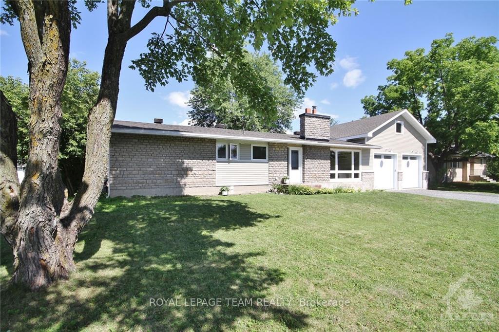Photo 2 of 5 Lipstan Avenue N, Ottawa, City View/Skyline/Fisher Heights/Parkwood Hills — HOMEH