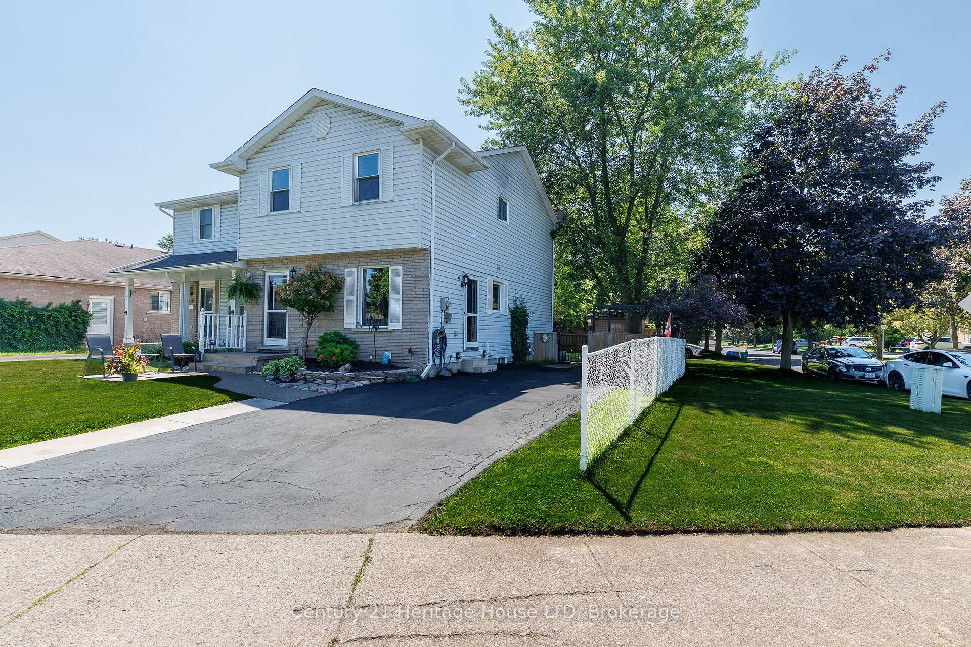 Photo 3 of 6477 Malibu Drive, Niagara Falls, West Wood — HOMEH