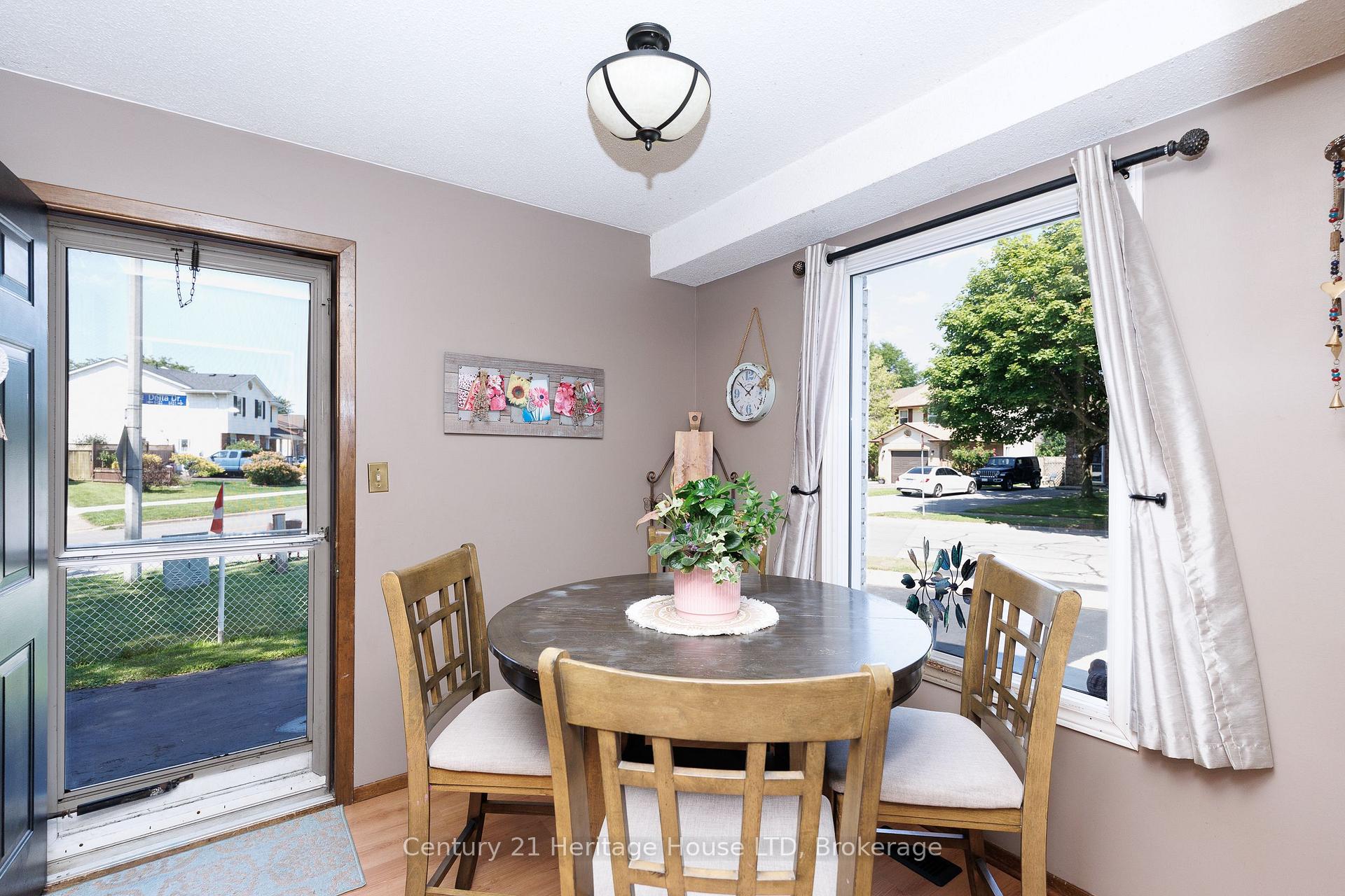 Photo 5 of 6477 Malibu Drive, Niagara Falls, West Wood — HOMEH
