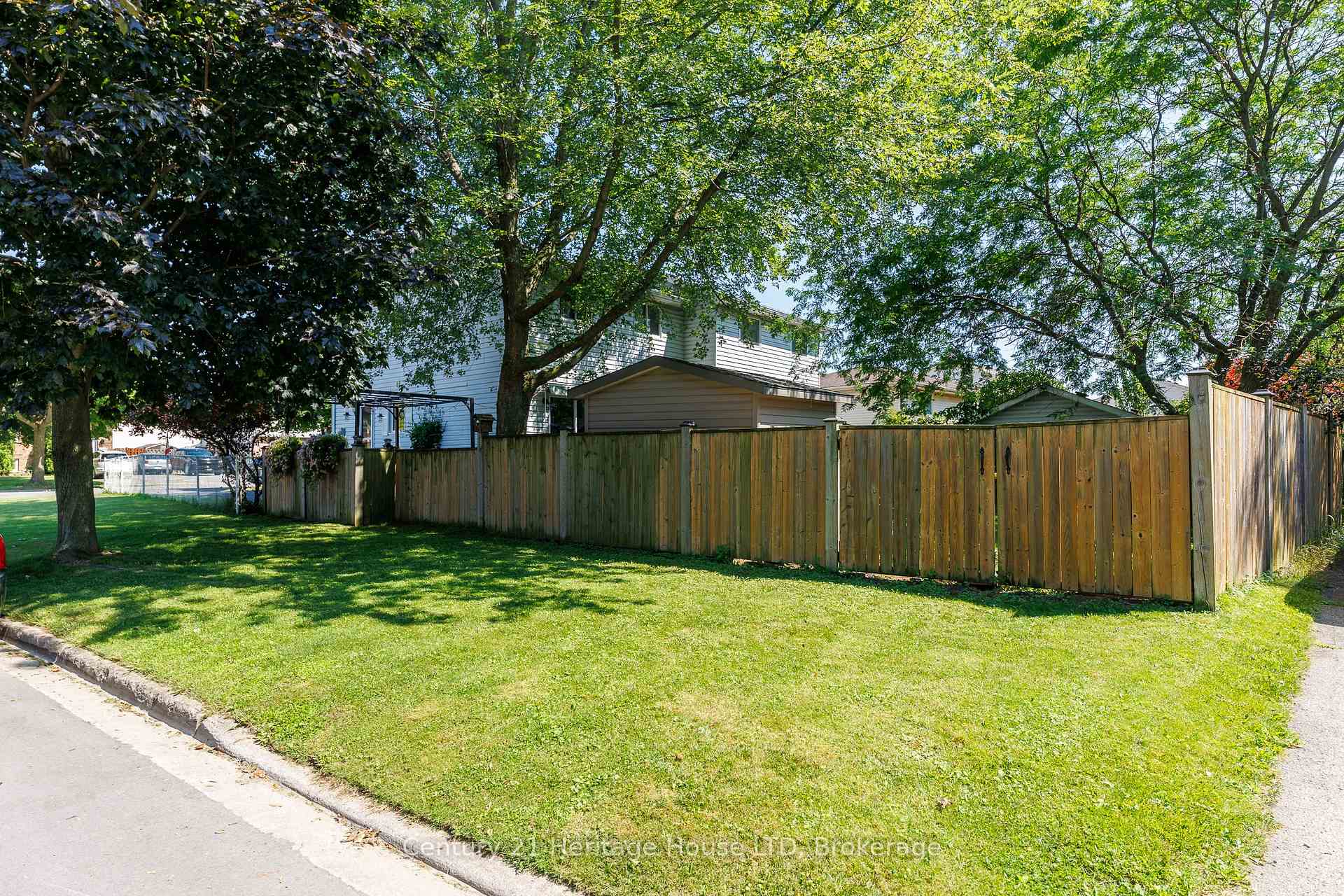 Photo 42 of 6477 Malibu Drive, Niagara Falls, West Wood — HOMEH