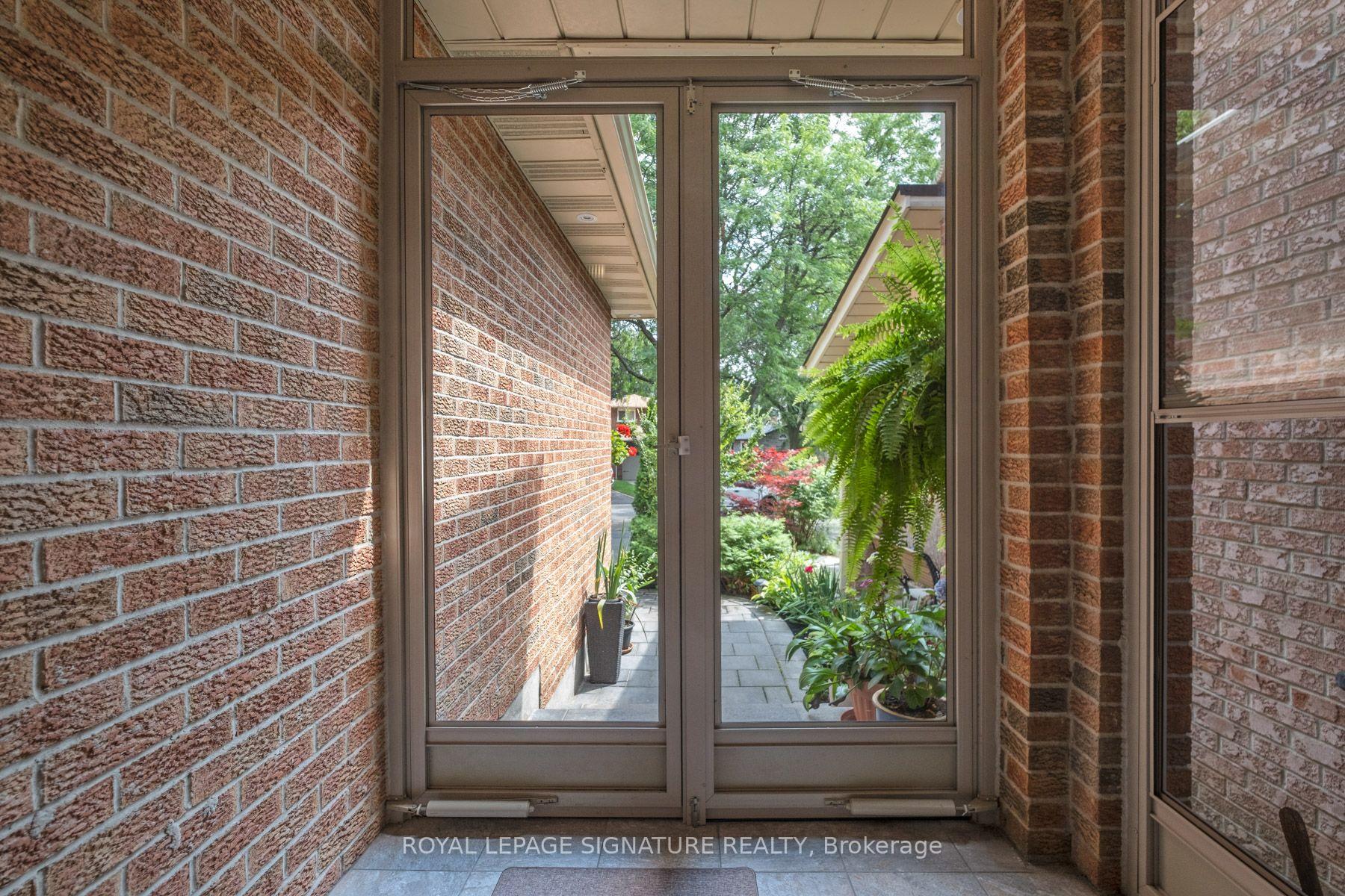 Photo 3 of 32 Richwood Drive, Markham, Sherwood-Amberglen — HOMEH