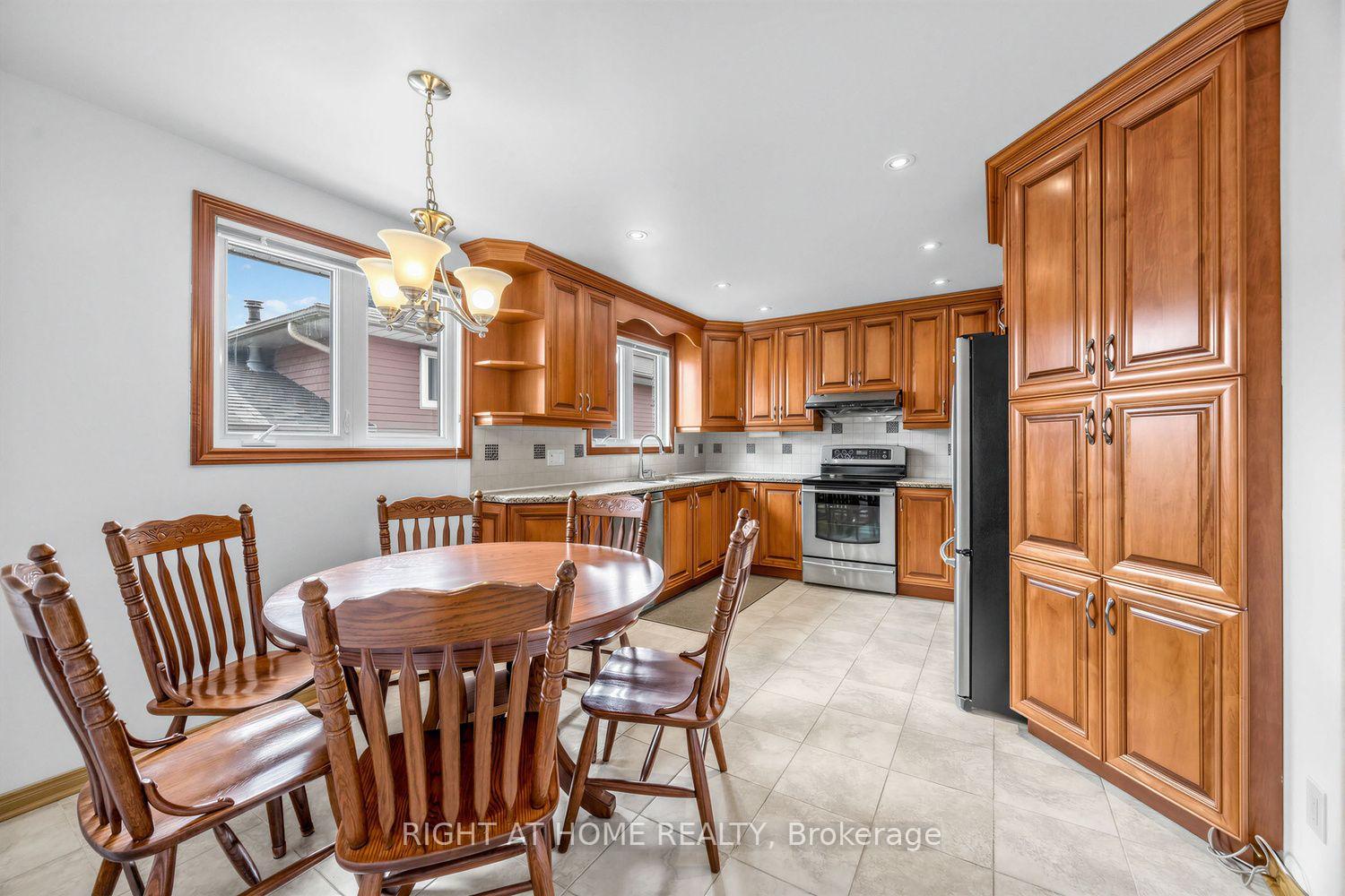 Photo 15 of 3126 Mccarthy Court, Mississauga, Applewood — HOMEH