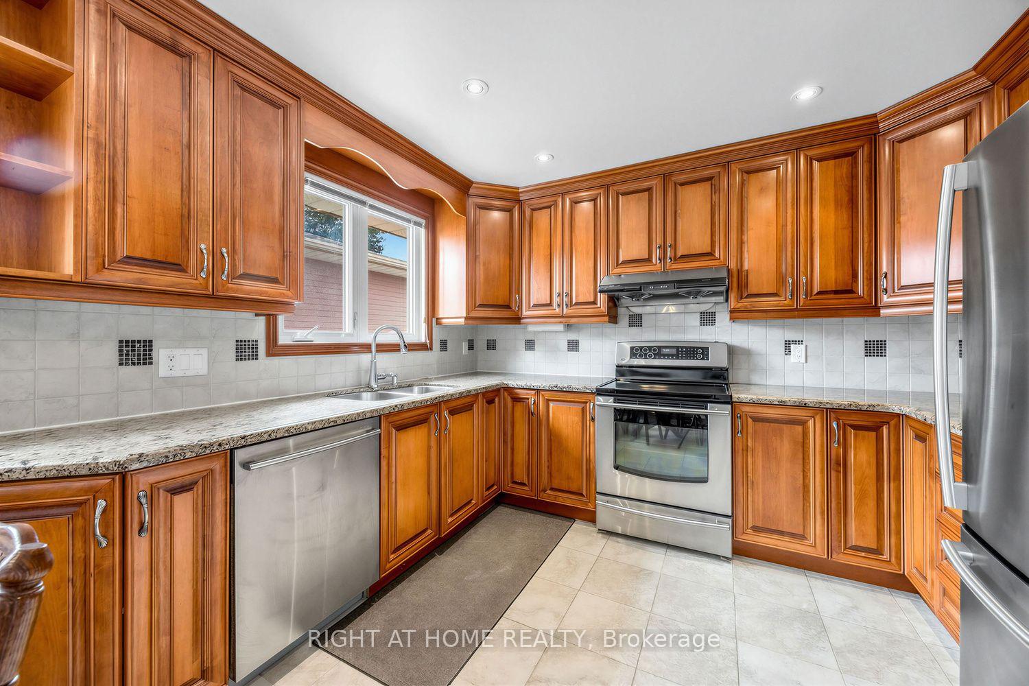 Photo 16 of 3126 Mccarthy Court, Mississauga, Applewood — HOMEH