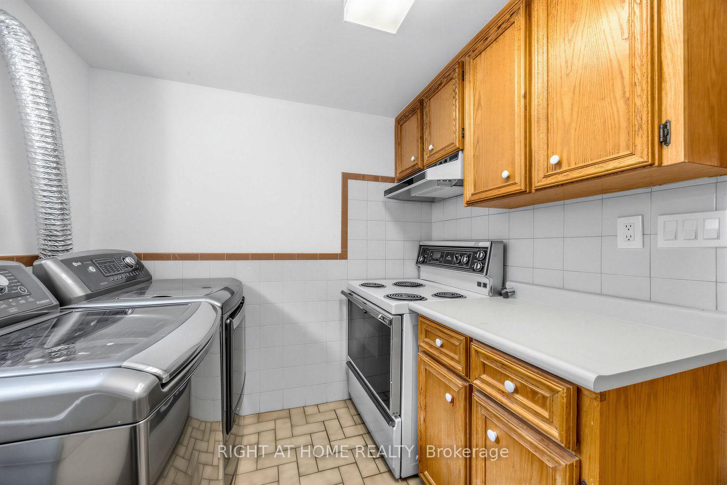 Photo 38 of 3126 Mccarthy Court, Mississauga, Applewood — HOMEH