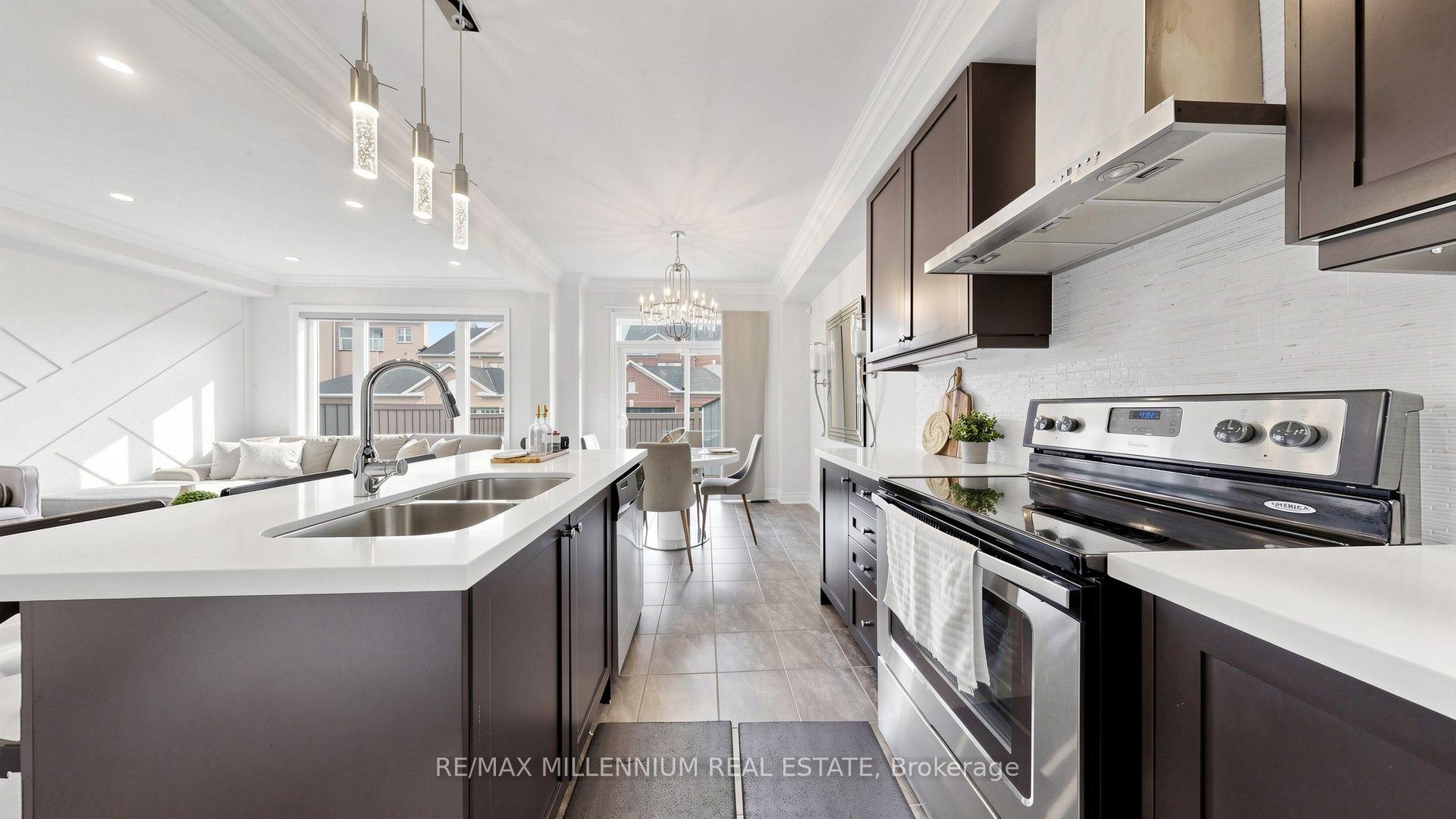 Photo 10 of 353 Moody Drive, Vaughan, Kleinburg — HOMEH