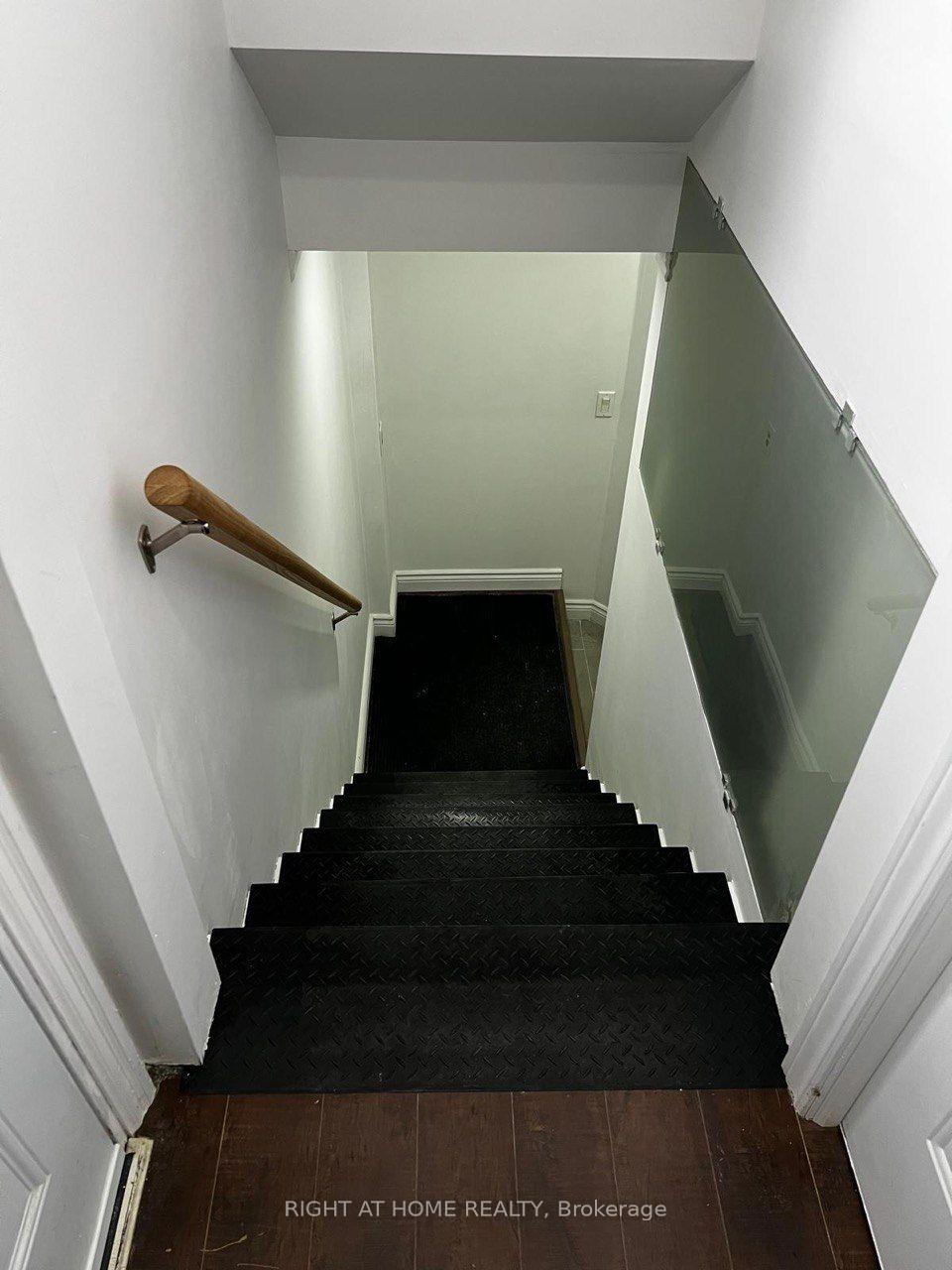 Photo 3 of 24 Jondan ( Basemnet) Crescent, Markham, Royal Orchard — HOMEH