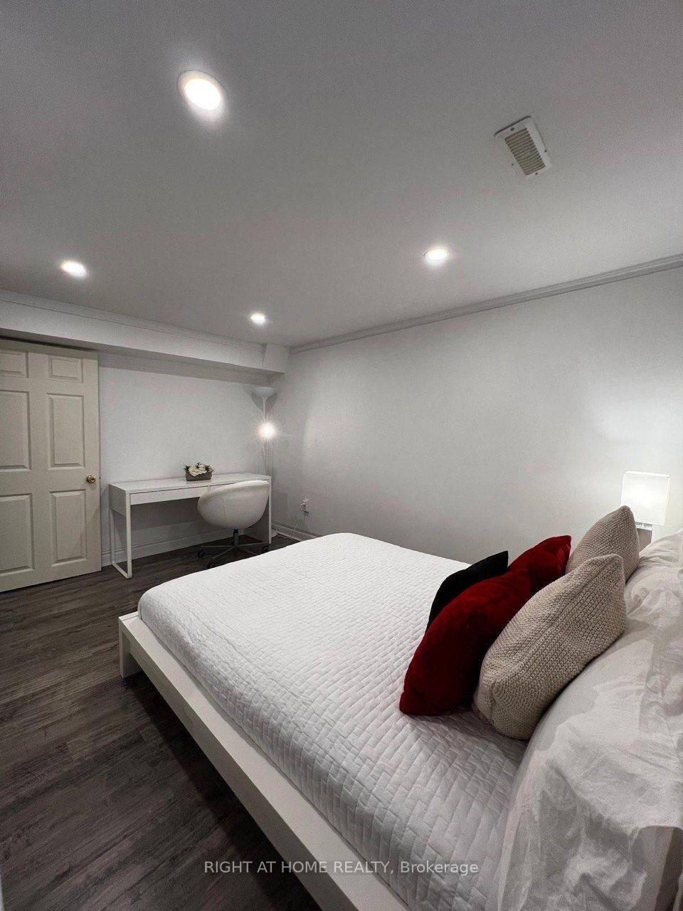 Photo 15 of 24 Jondan ( Basemnet) Crescent, Markham, Royal Orchard — HOMEH