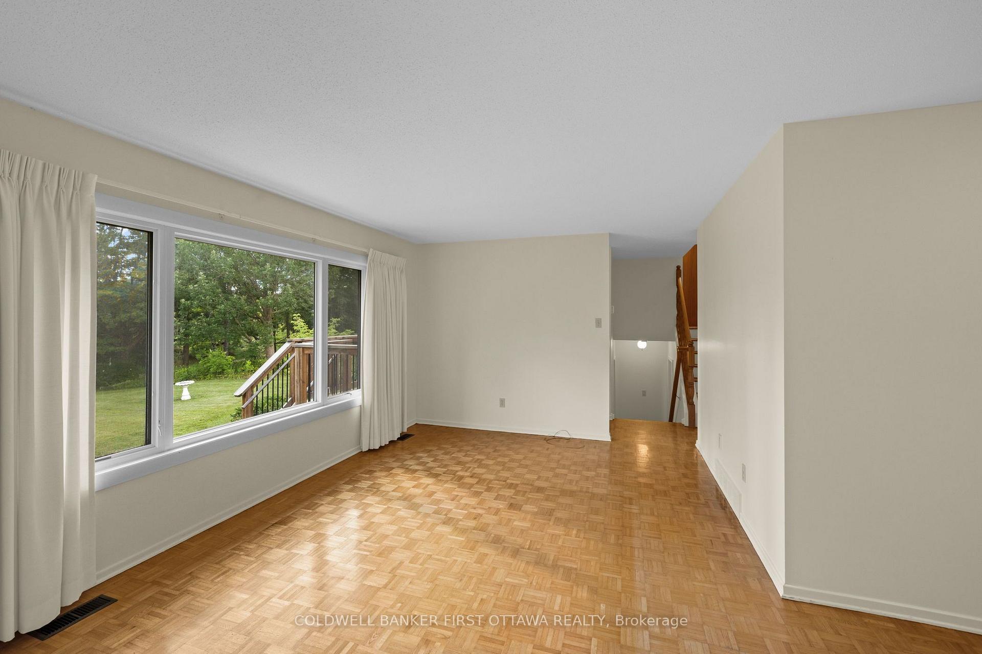 Photo 5 of 5310 Mclean Crescent, Ottawa, Manotick Long Island & Nicholls Island — HOMEH