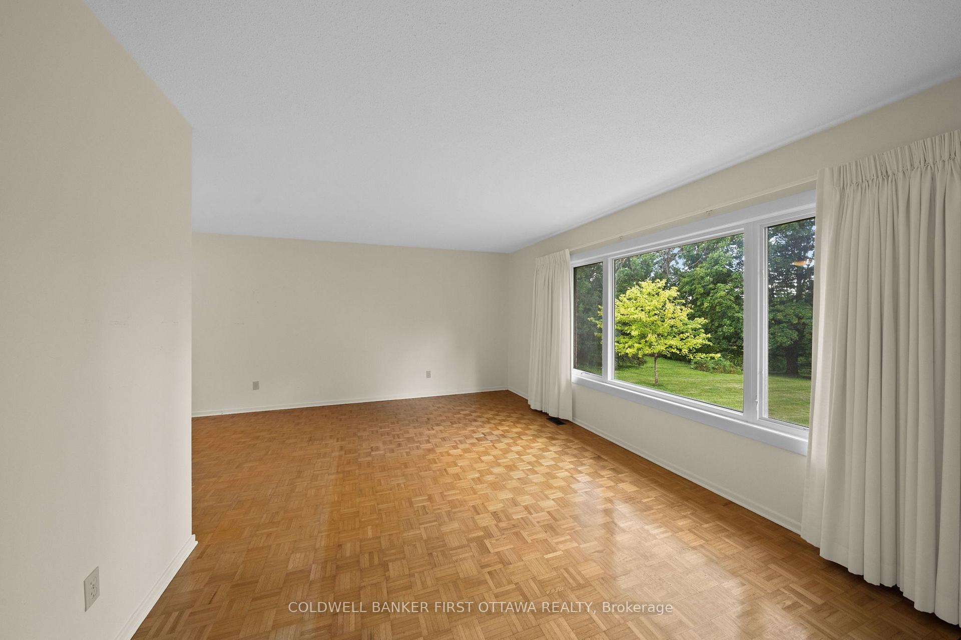 Photo 6 of 5310 Mclean Crescent, Ottawa, Manotick Long Island & Nicholls Island — HOMEH