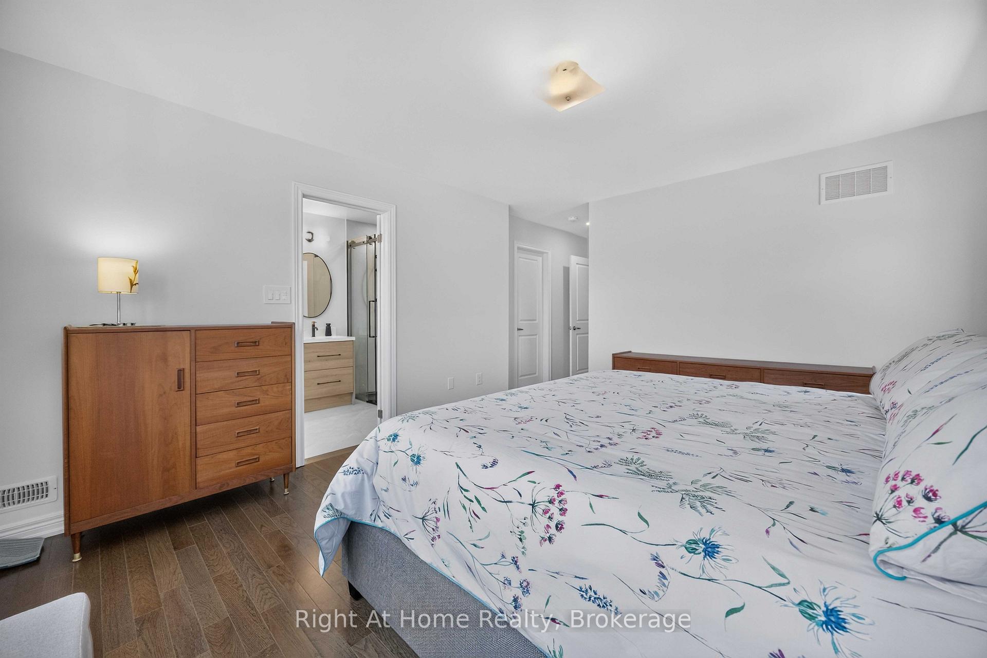 Photo 26 of 14 Elphee Lane, Markham, Cornell — HOMEH