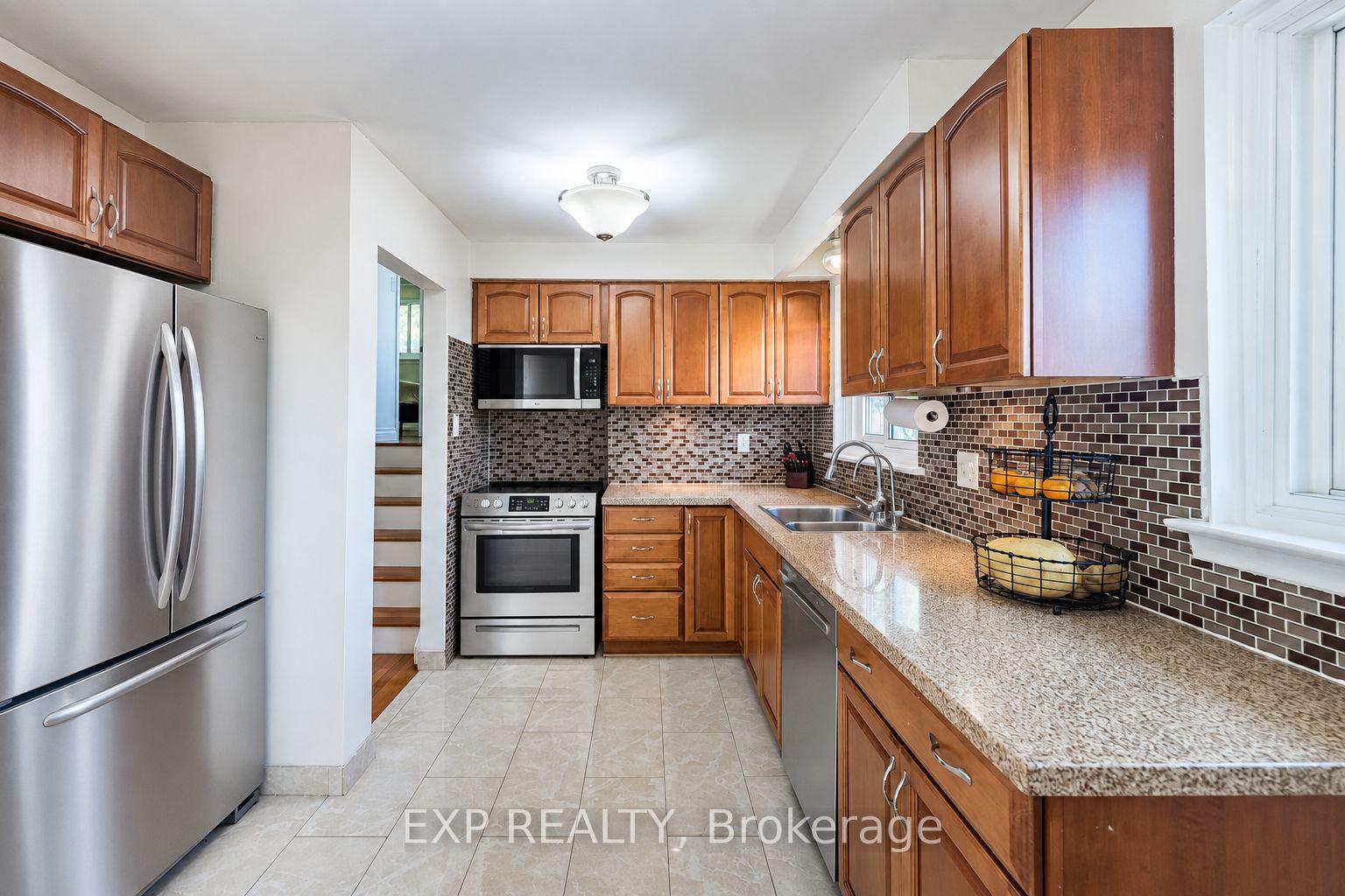 Photo 9 of 1288 Playford Road, Mississauga, Clarkson — HOMEH