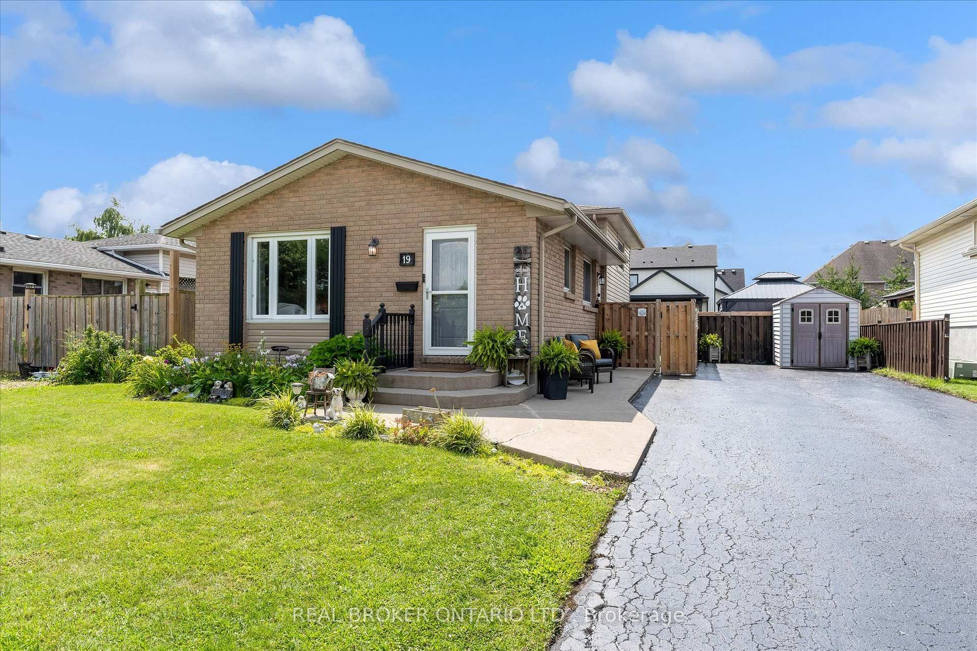 Photo 3 of 19 Acadia Drive, Welland, Prince Charles — HOMEH