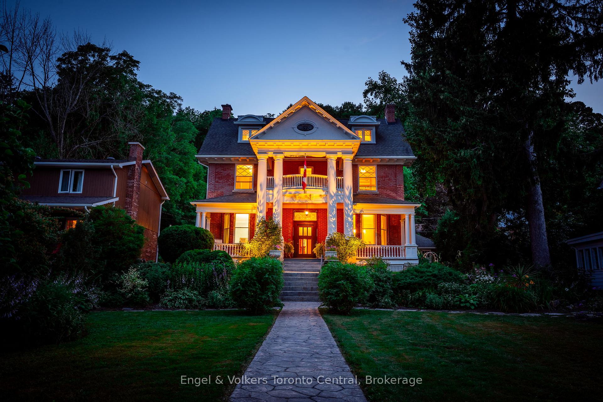 Photo of 1050 4th Avenue W