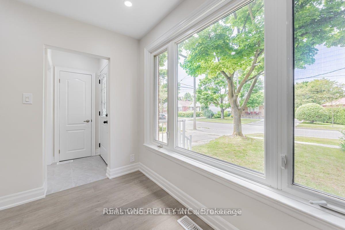 Photo 3 of 27 Snaresbrook Drive, Etobicoke, Rexdale-Kipling — HOMEH