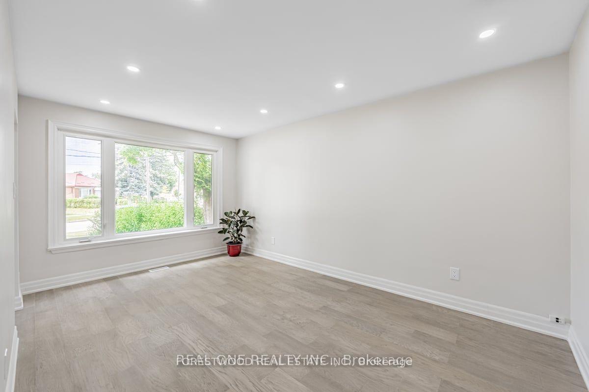 Photo 4 of 27 Snaresbrook Drive, Etobicoke, Rexdale-Kipling — HOMEH