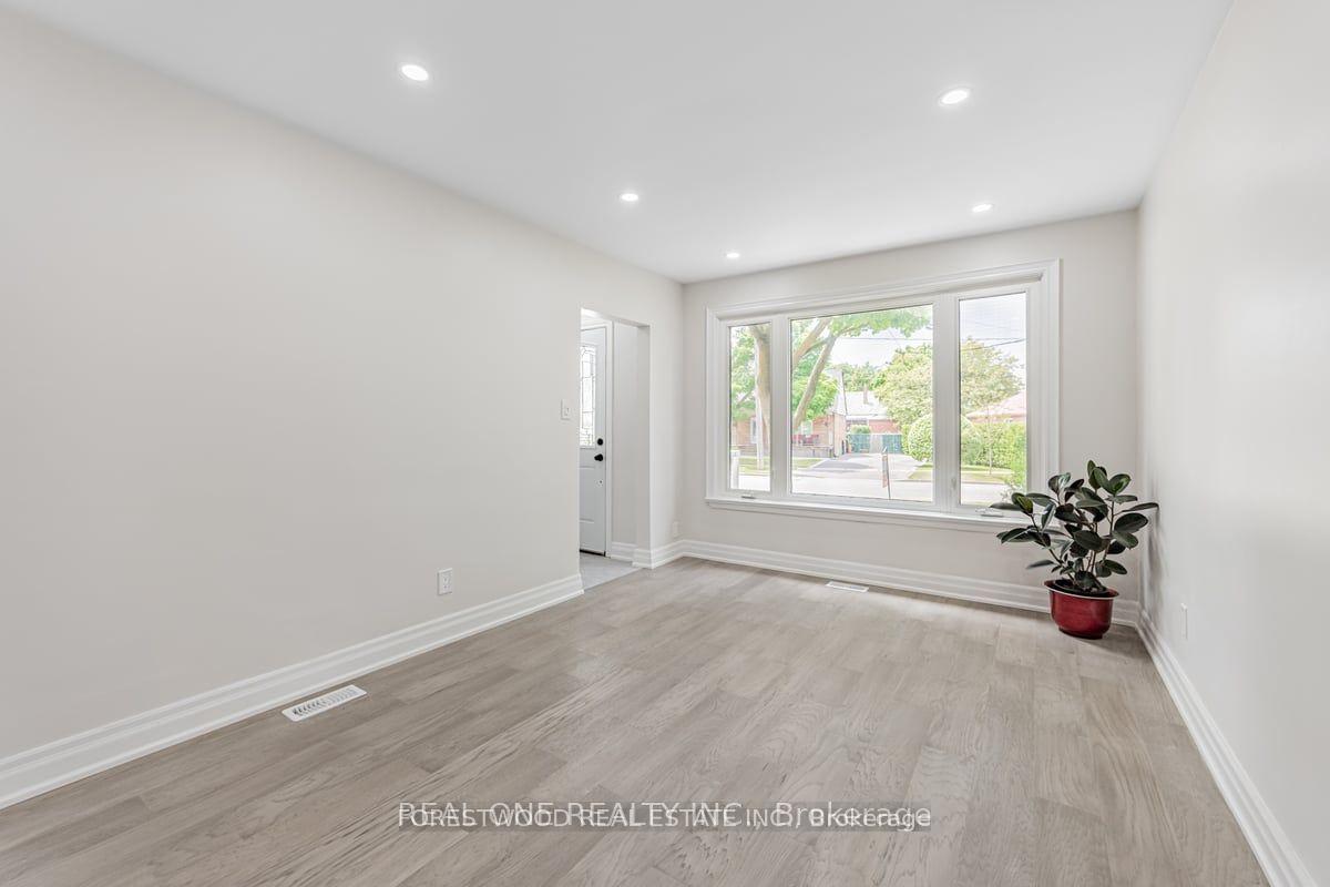 Photo 5 of 27 Snaresbrook Drive, Etobicoke, Rexdale-Kipling — HOMEH