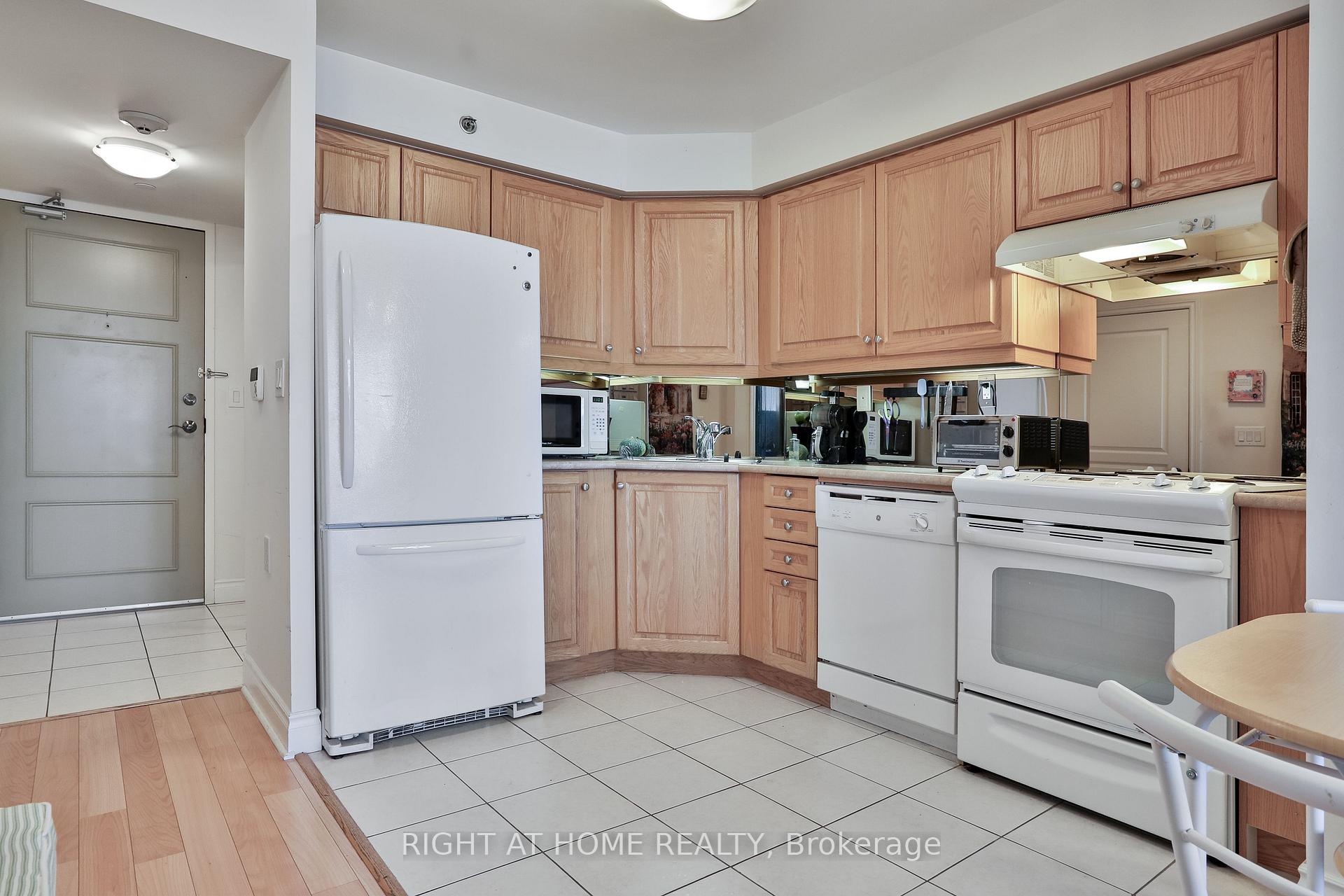 Photo 3 of Unit 707, 3 Marine Parade Drive, Etobicoke, Mimico — HOMEH