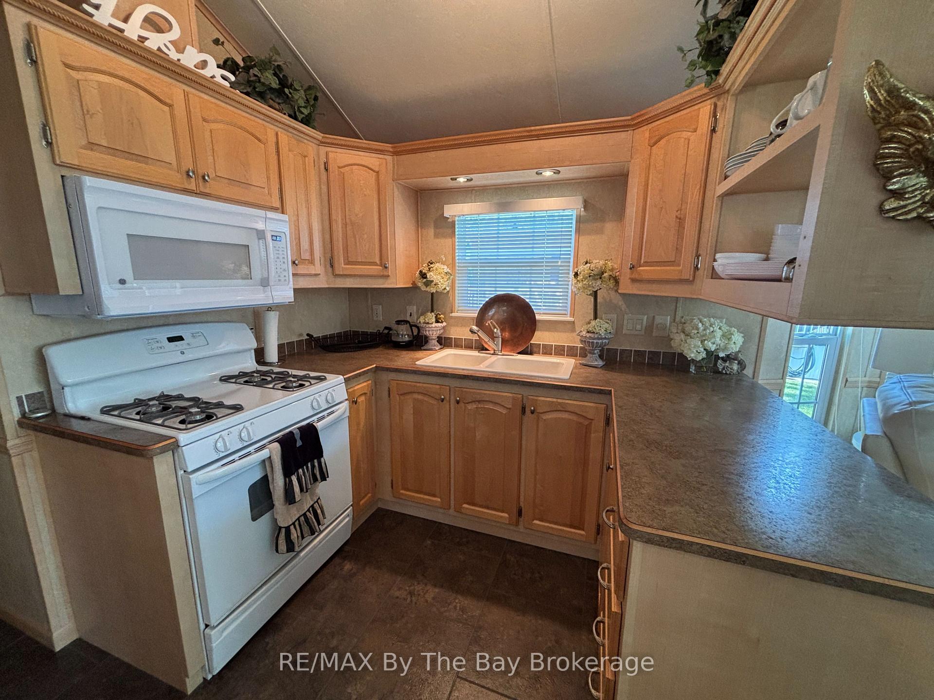 Photo 10 of 9 White Pines Trail, Wasaga Beach — HOMEH