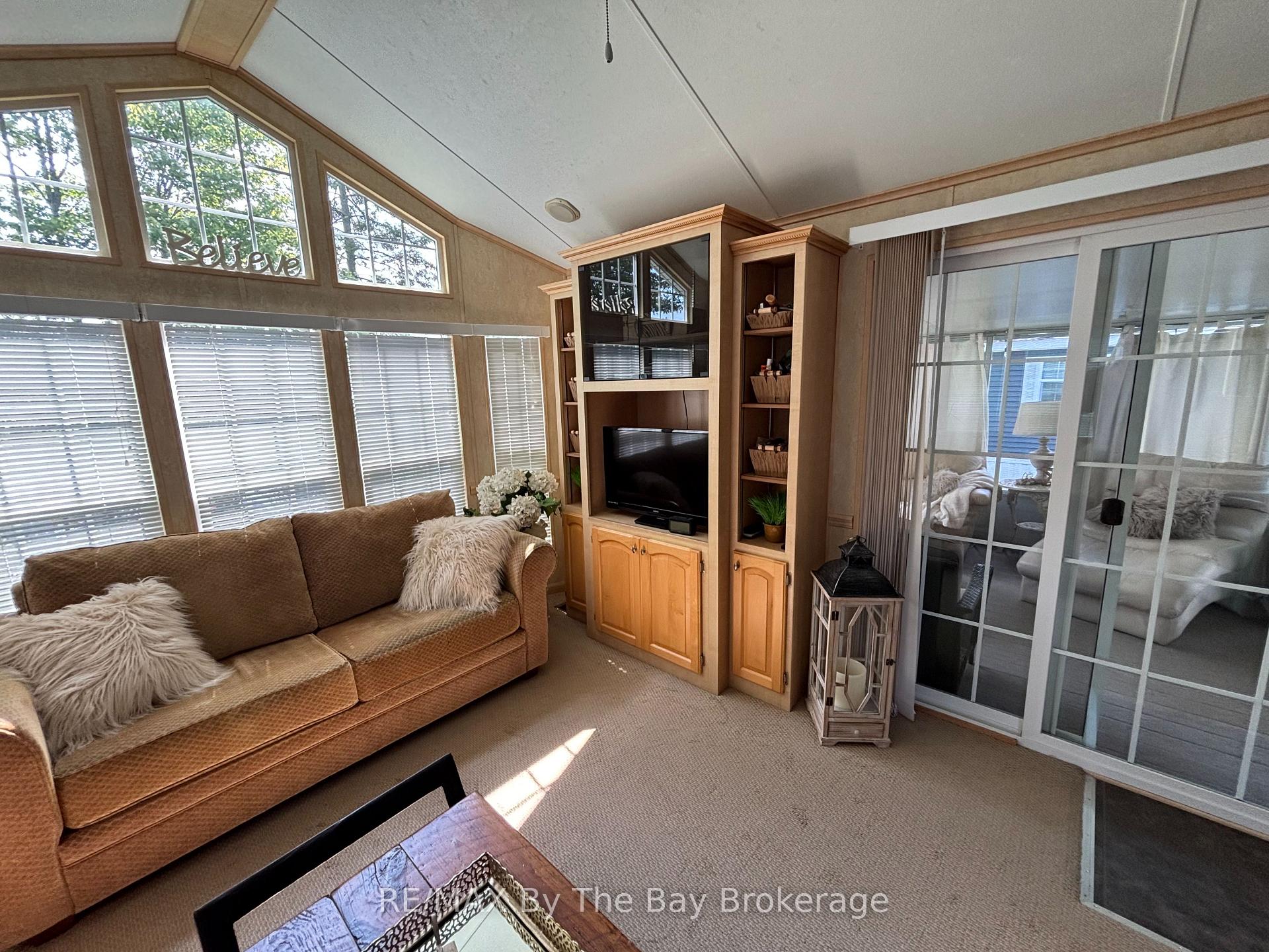 Photo 17 of 9 White Pines Trail, Wasaga Beach — HOMEH