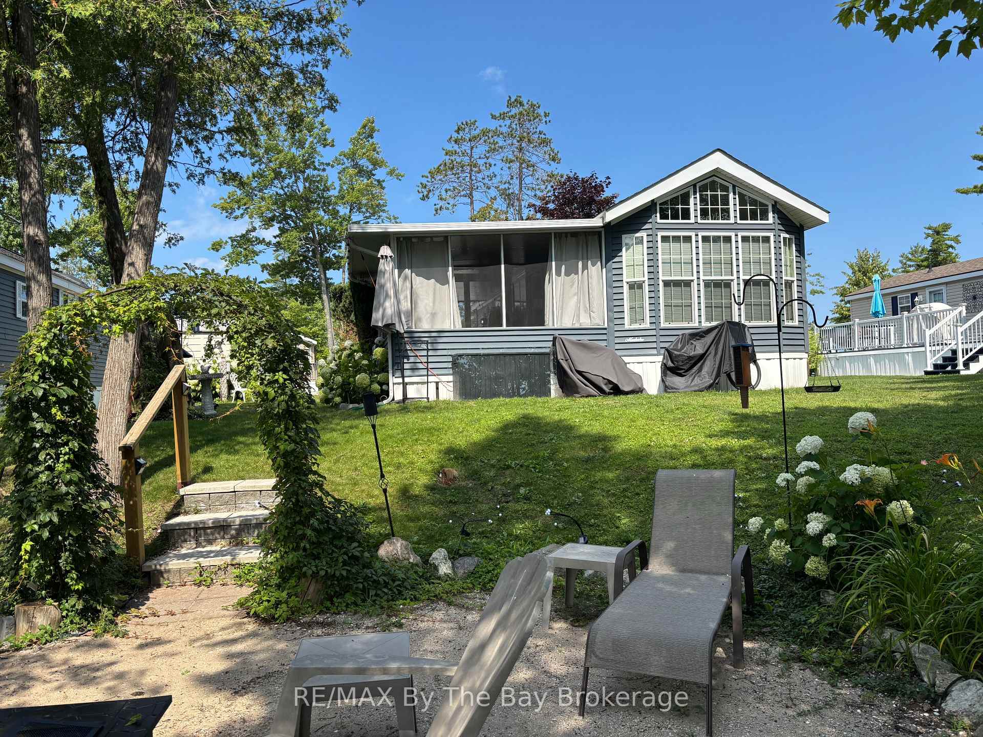 Photo 25 of 9 White Pines Trail, Wasaga Beach — HOMEH