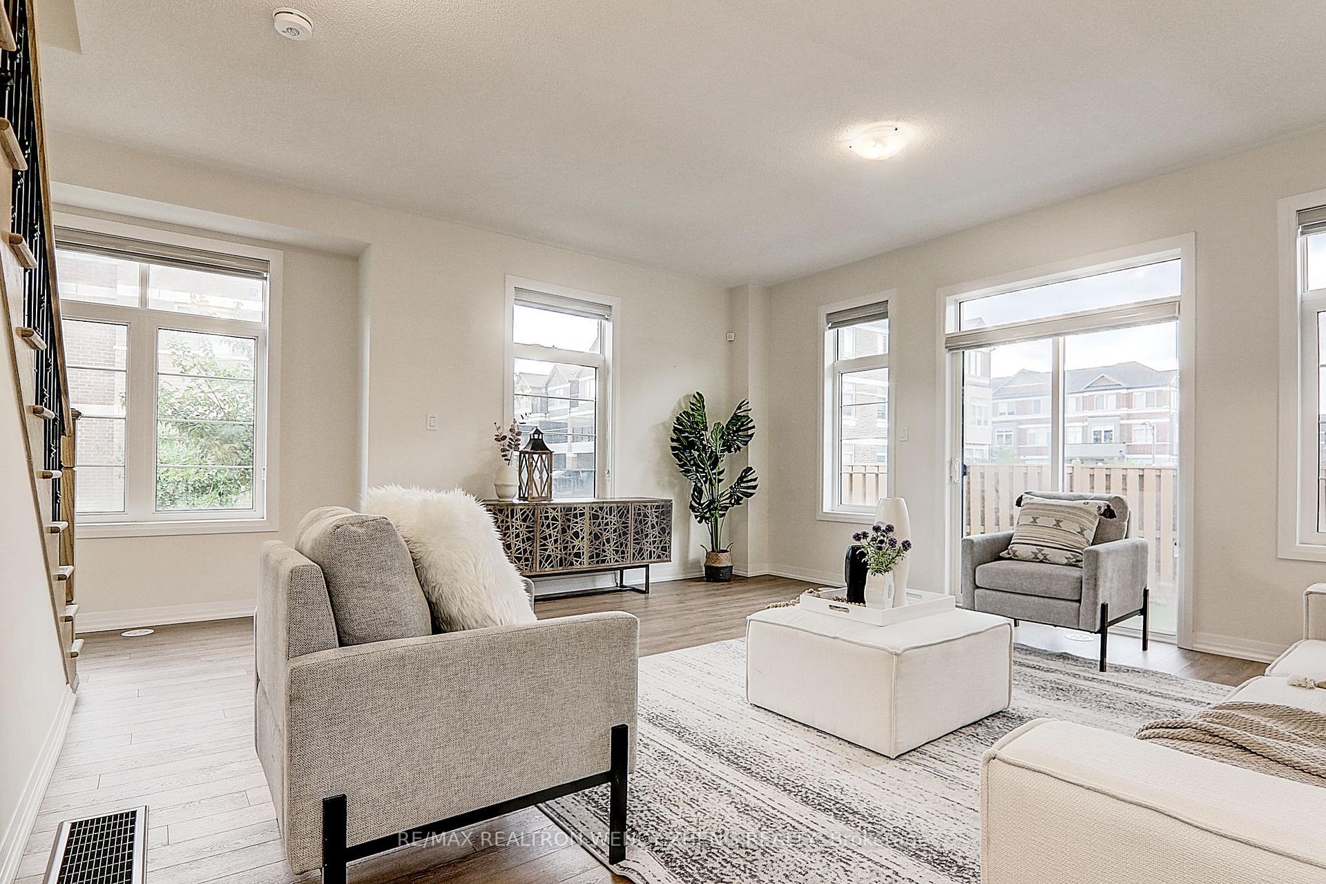 Photo 3 of 22 Sissons Way, Markham, Cedar Grove — HOMEH