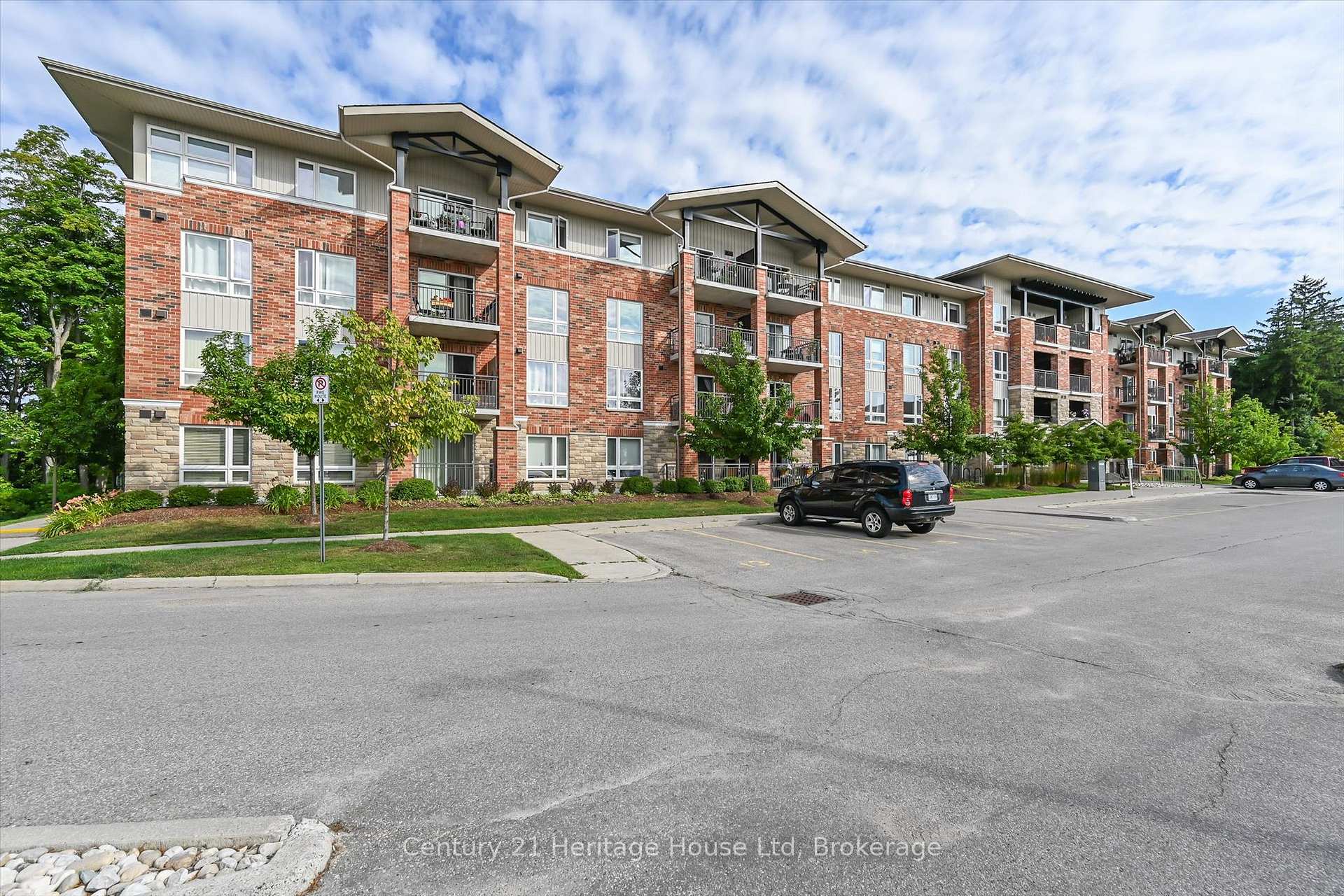 Front of Unit 302, 625 St David Street S