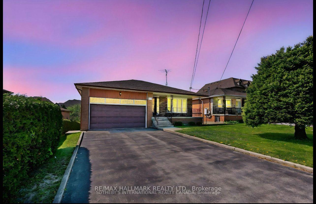 Front of 227 Elgin Mills(MAIN FLOOR) Road W
