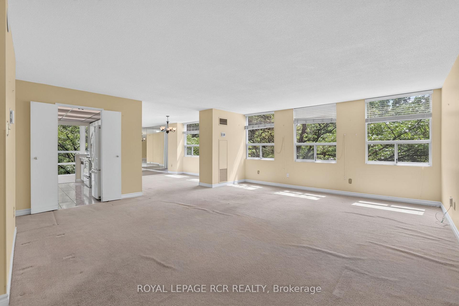 Photo 4 of Unit 303, 3650 Kaneff Crescent, Mississauga, Mississauga Valleys — HOMEH