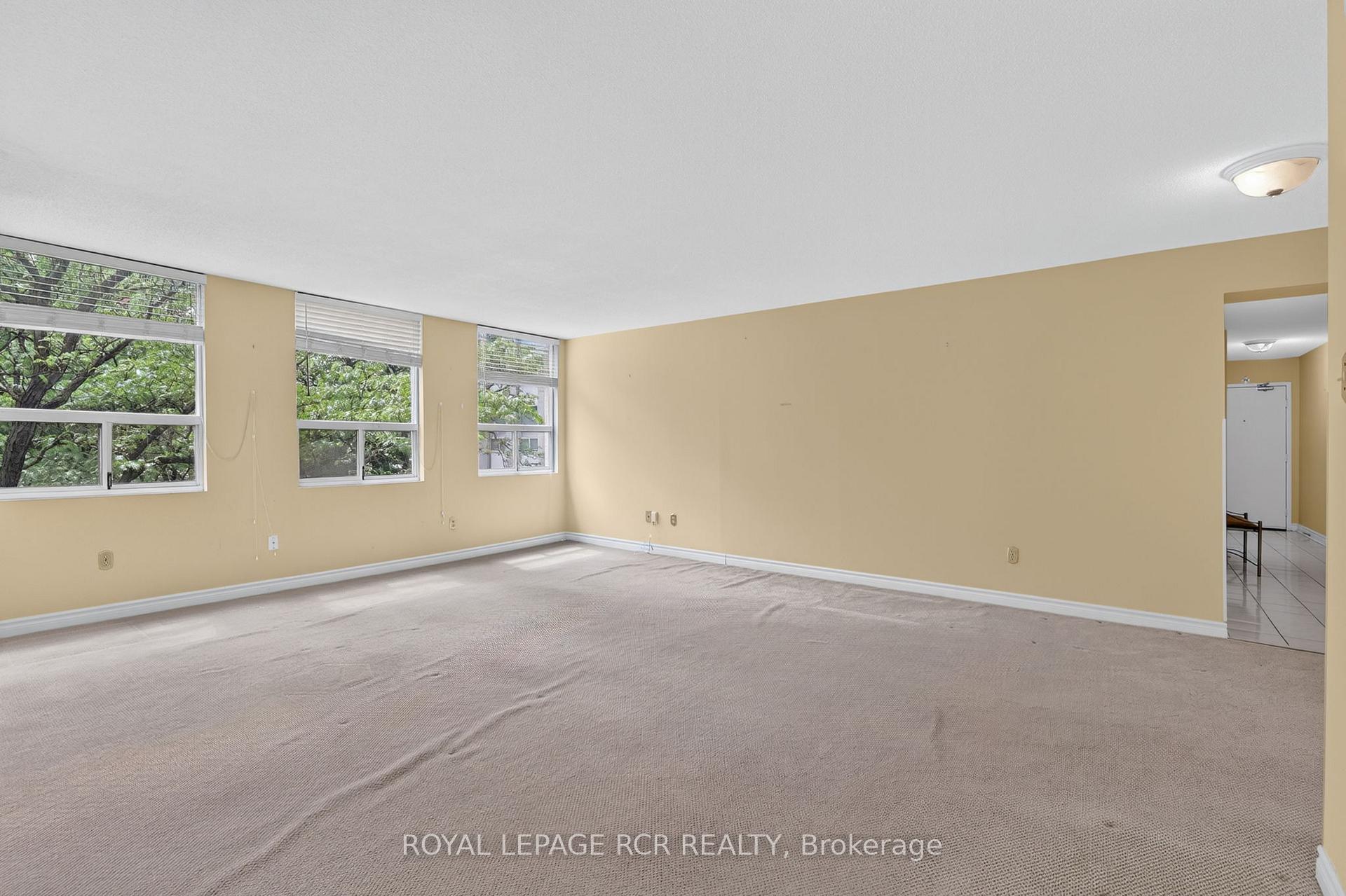 Photo 5 of Unit 303, 3650 Kaneff Crescent, Mississauga, Mississauga Valleys — HOMEH