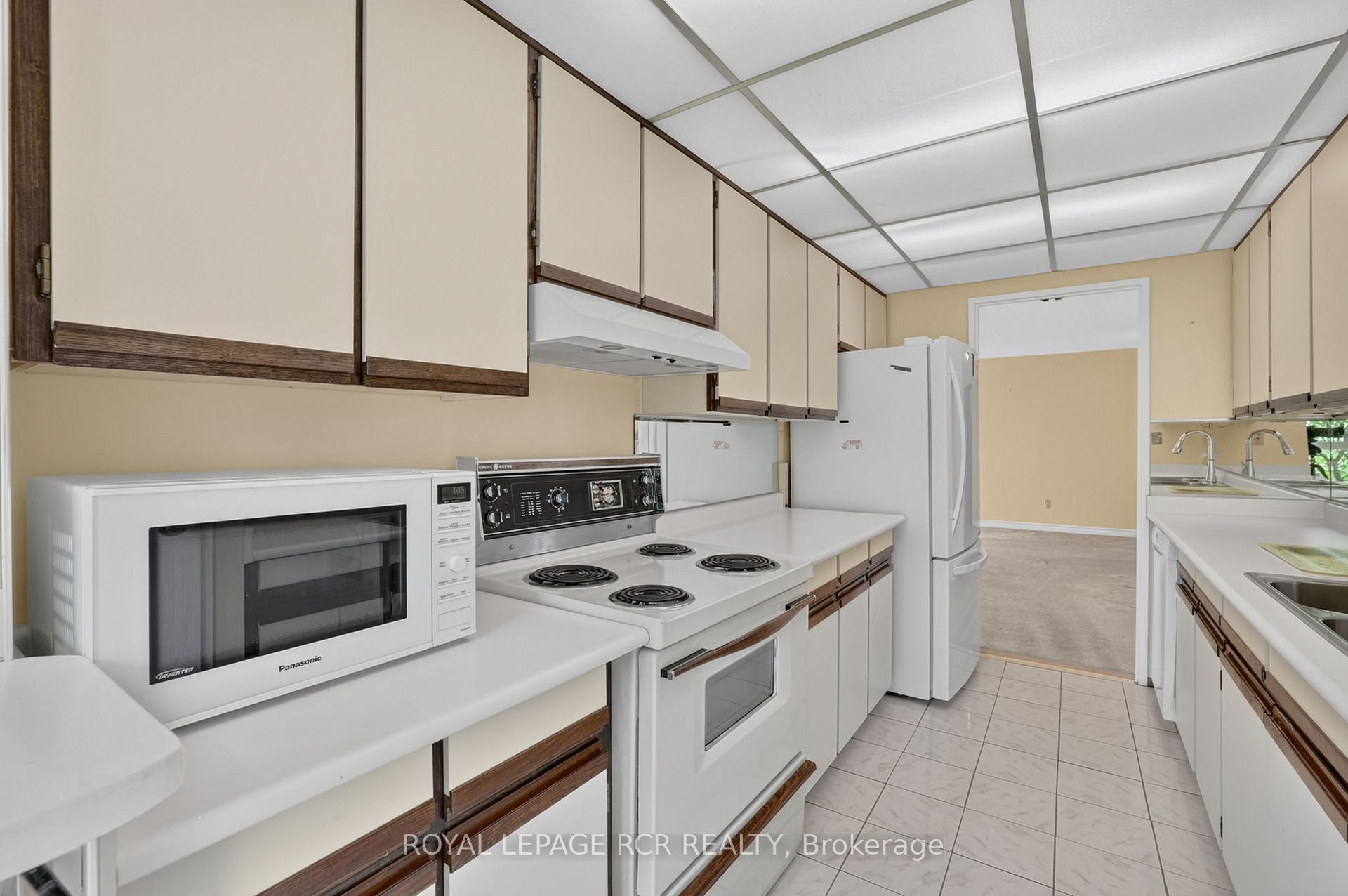 Photo 14 of Unit 303, 3650 Kaneff Crescent, Mississauga, Mississauga Valleys — HOMEH