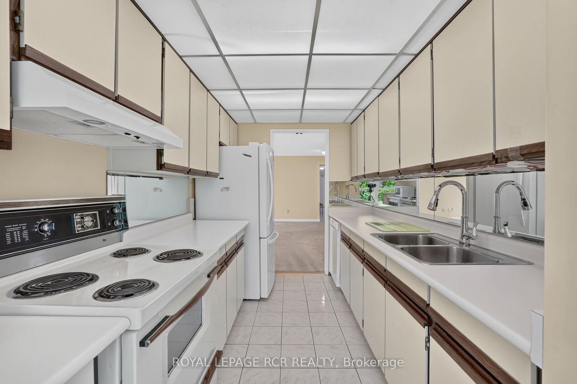 Photo 15 of Unit 303, 3650 Kaneff Crescent, Mississauga, Mississauga Valleys — HOMEH