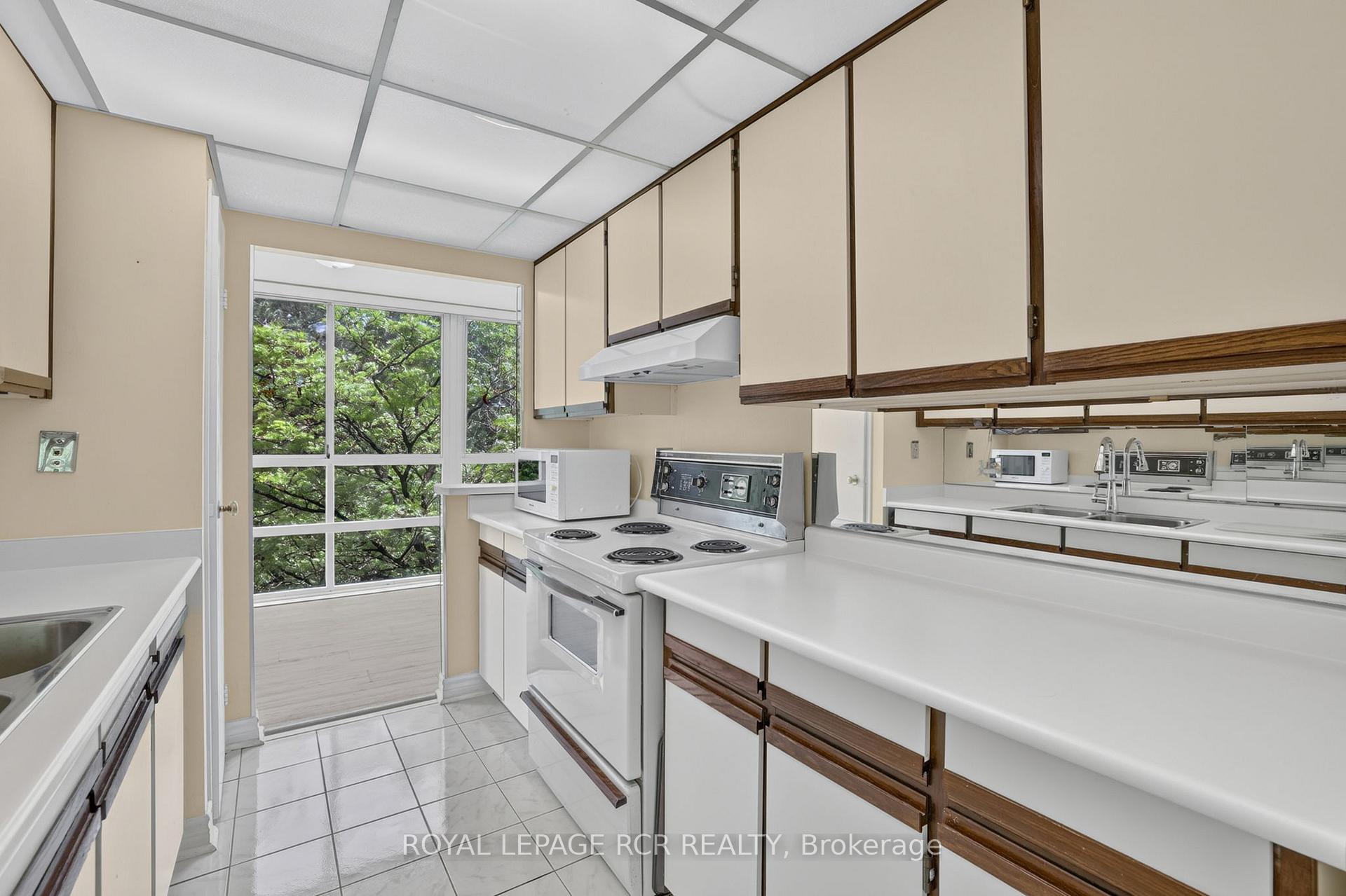 Photo 16 of Unit 303, 3650 Kaneff Crescent, Mississauga, Mississauga Valleys — HOMEH