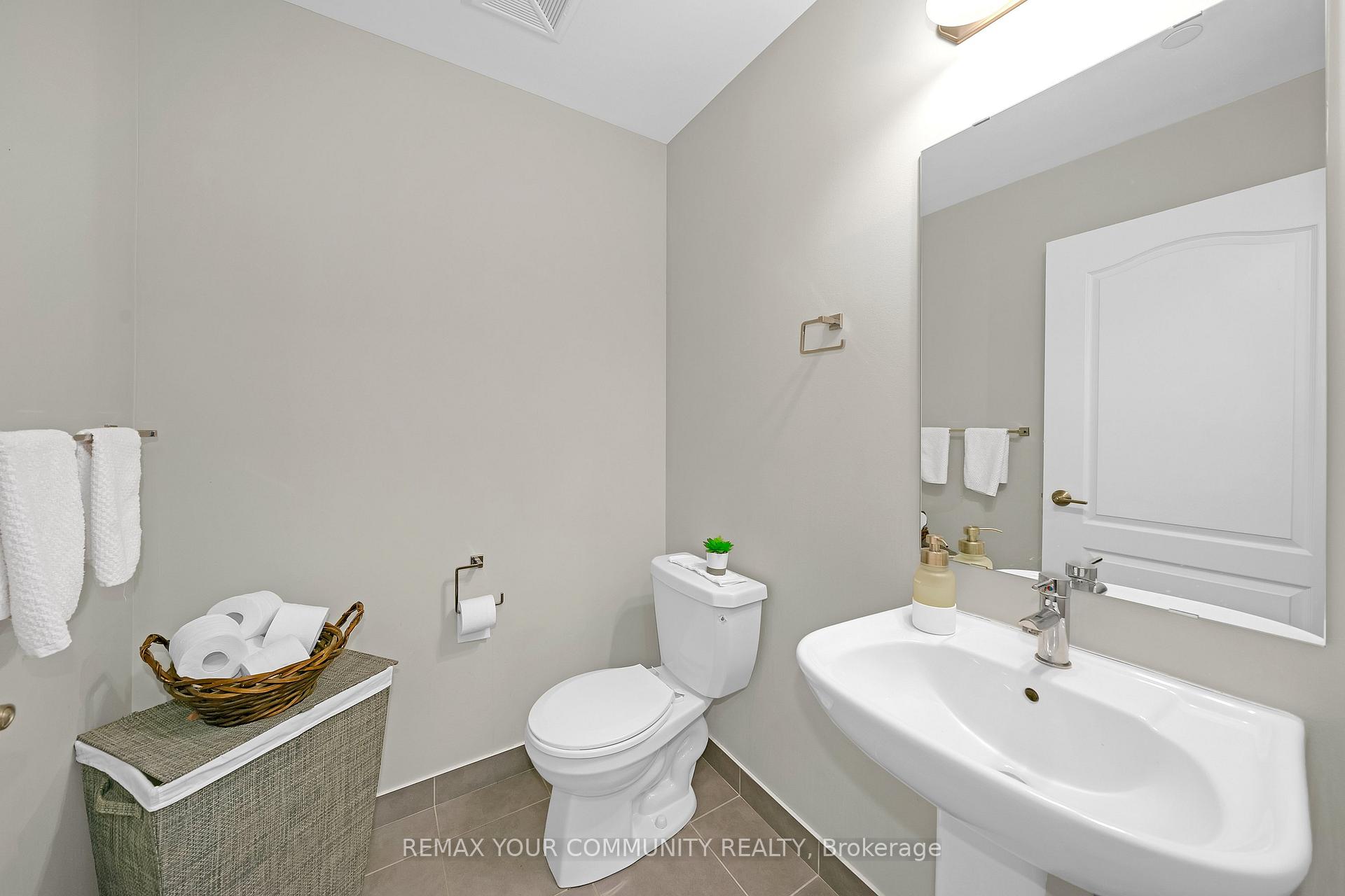 Photo 14 of Unit PH401, 555 William Graham Drive, Aurora, Rural Aurora — HOMEH