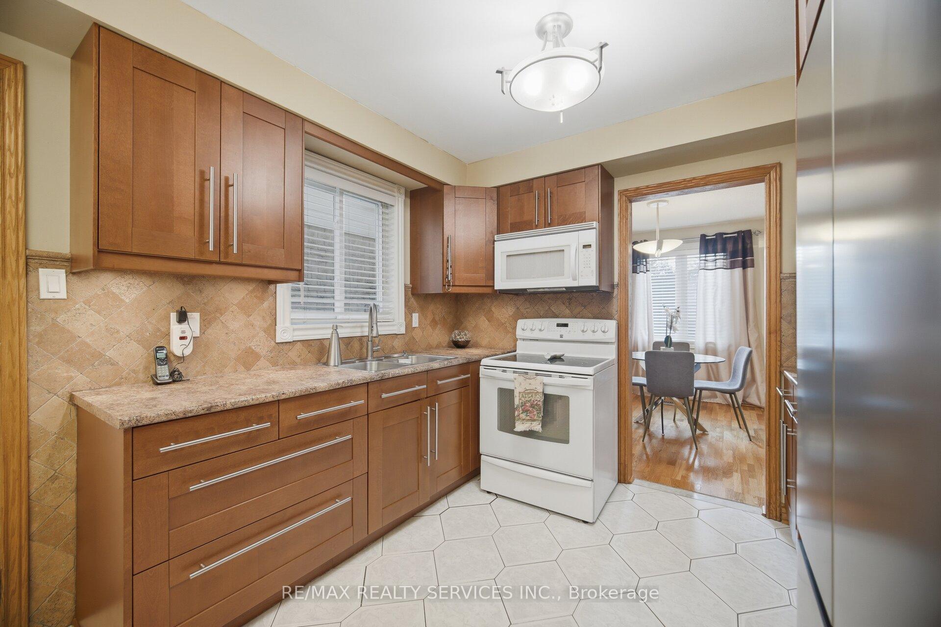 Photo 11 of 172 Morton Way, Brampton, Fletcher's West — HOMEH