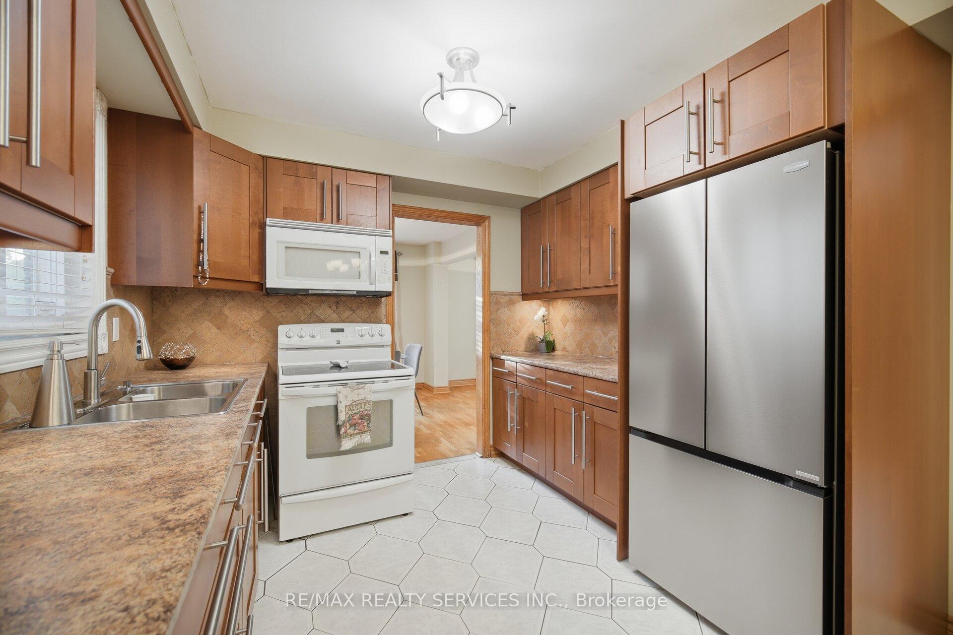 Photo 12 of 172 Morton Way, Brampton, Fletcher's West — HOMEH
