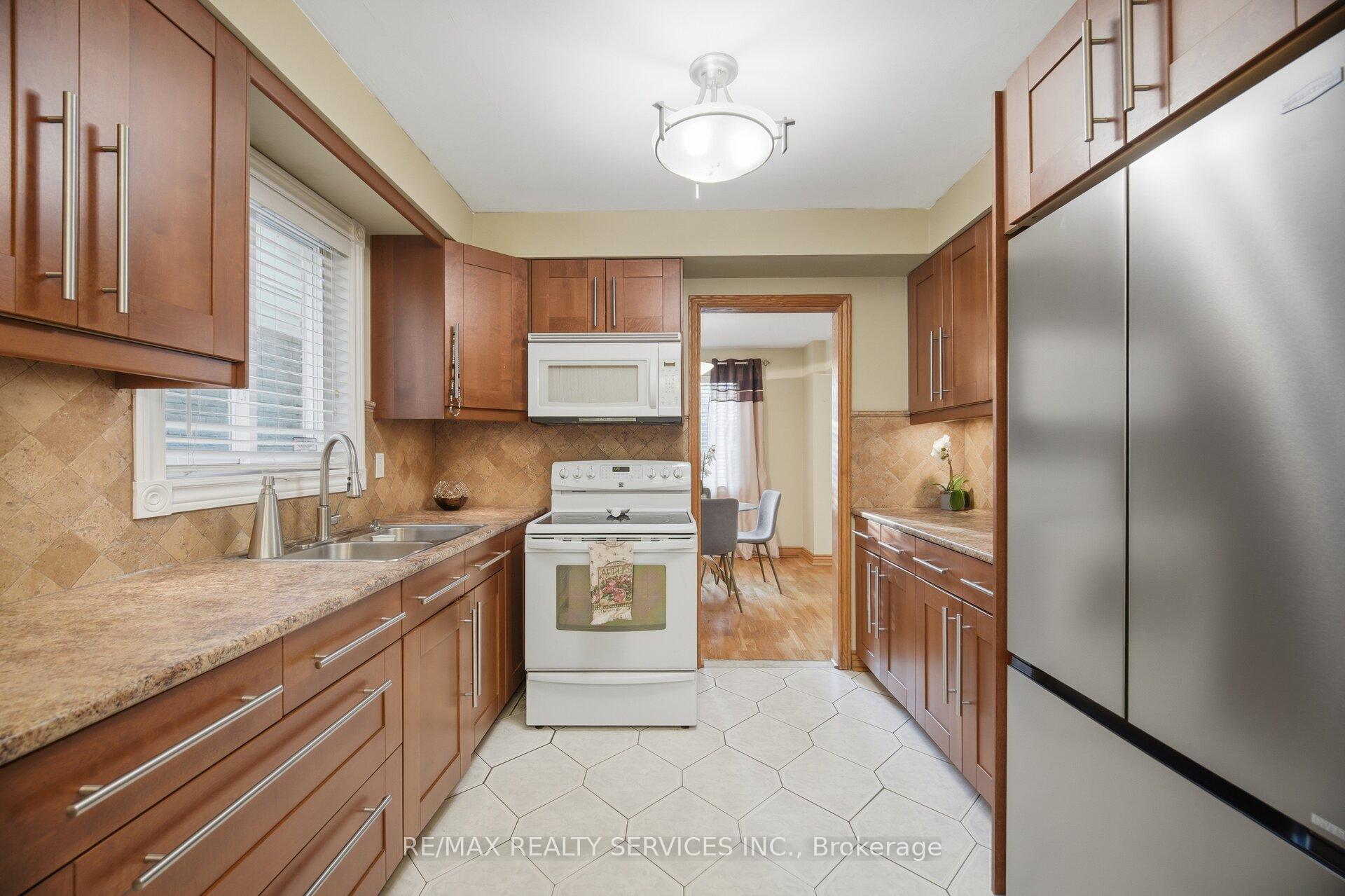 Photo 13 of 172 Morton Way, Brampton, Fletcher's West — HOMEH