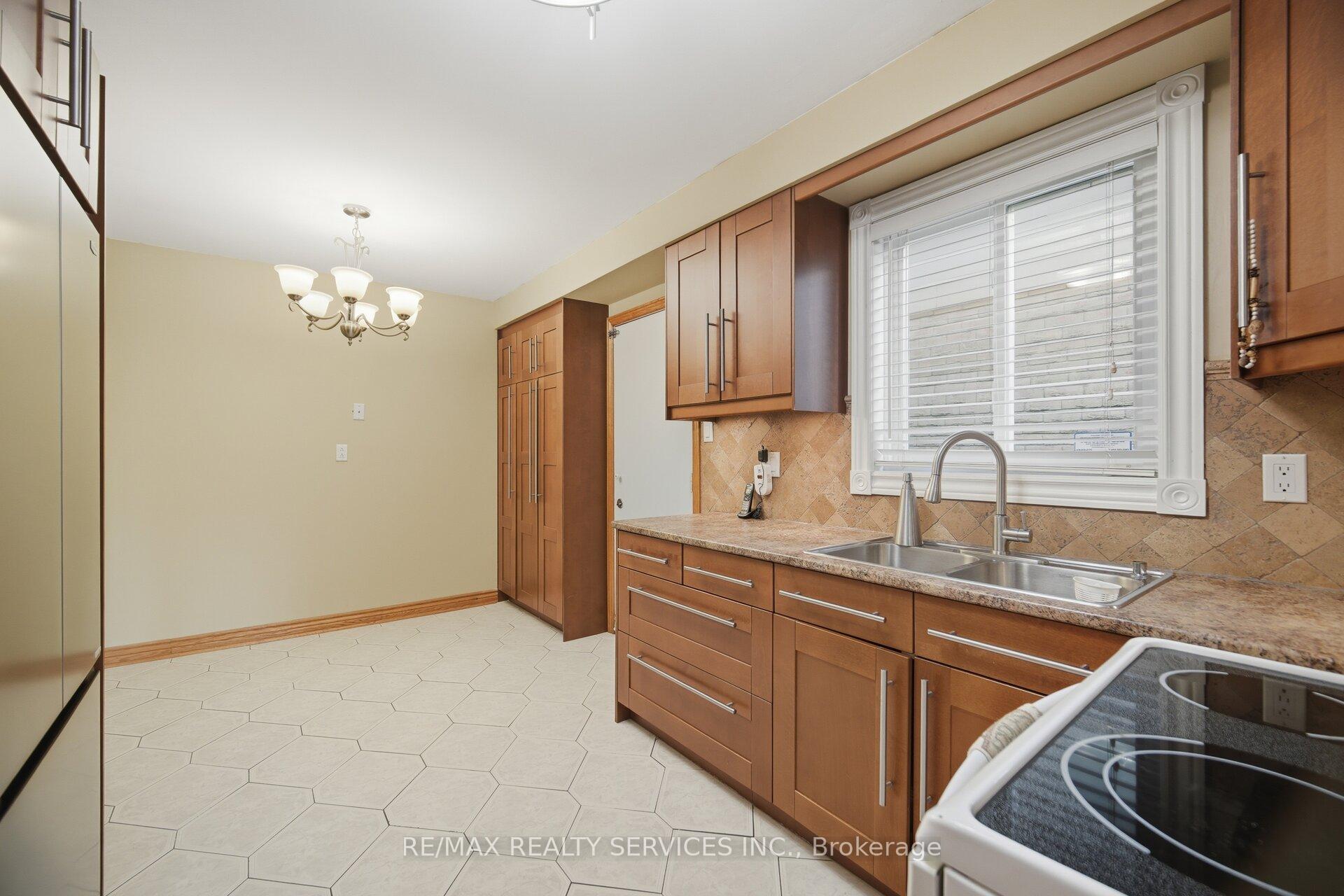 Photo 14 of 172 Morton Way, Brampton, Fletcher's West — HOMEH