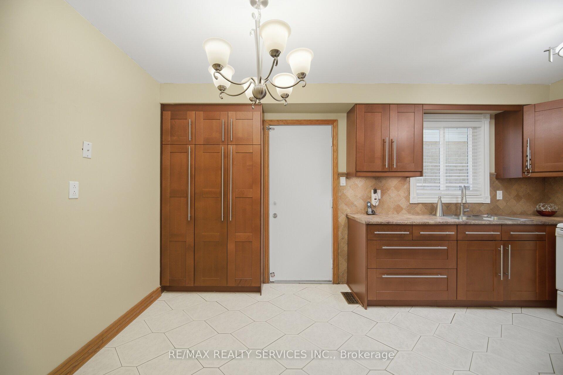 Photo 16 of 172 Morton Way, Brampton, Fletcher's West — HOMEH