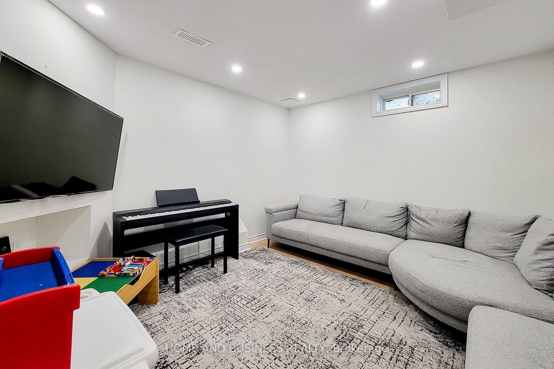 Photo 31 of 2374 Baintree Crescent, Oakville, Westmount — HOMEH