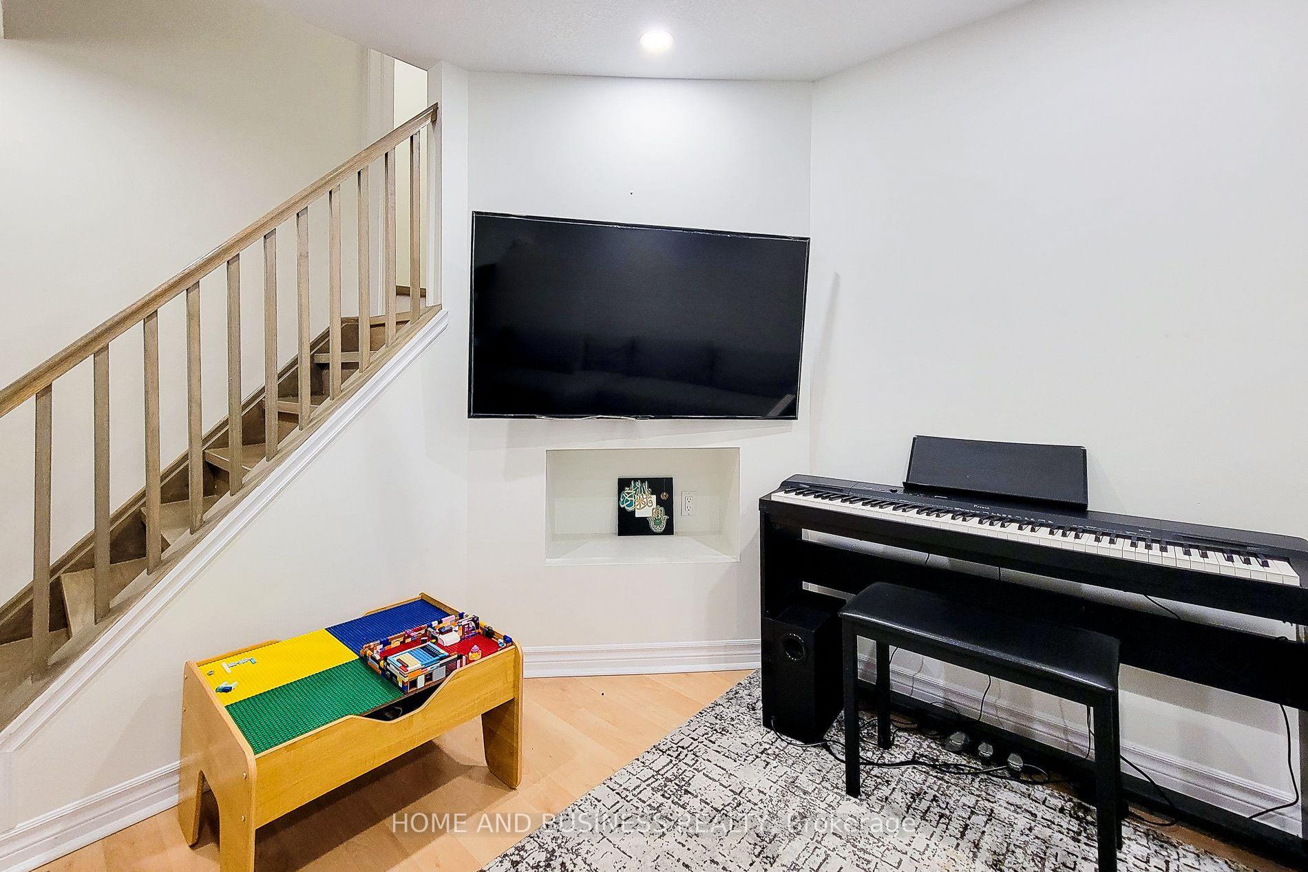 Photo 32 of 2374 Baintree Crescent, Oakville, Westmount — HOMEH