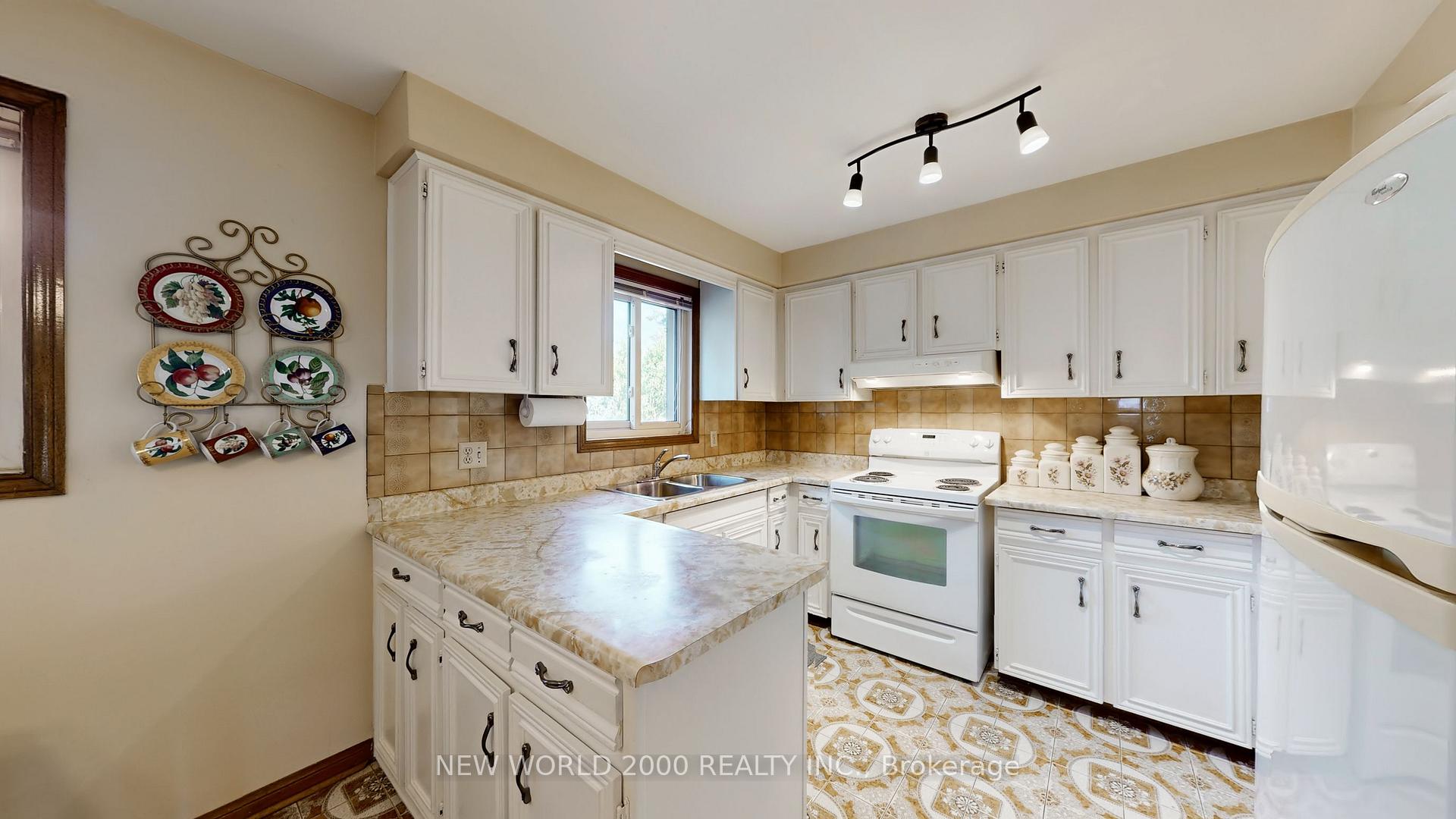 Photo 12 of 17 Squirewood Road, North York, Pleasant View — HOMEH
