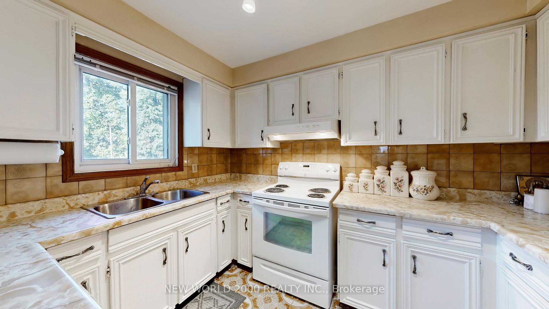 Photo 13 of 17 Squirewood Road, North York, Pleasant View — HOMEH