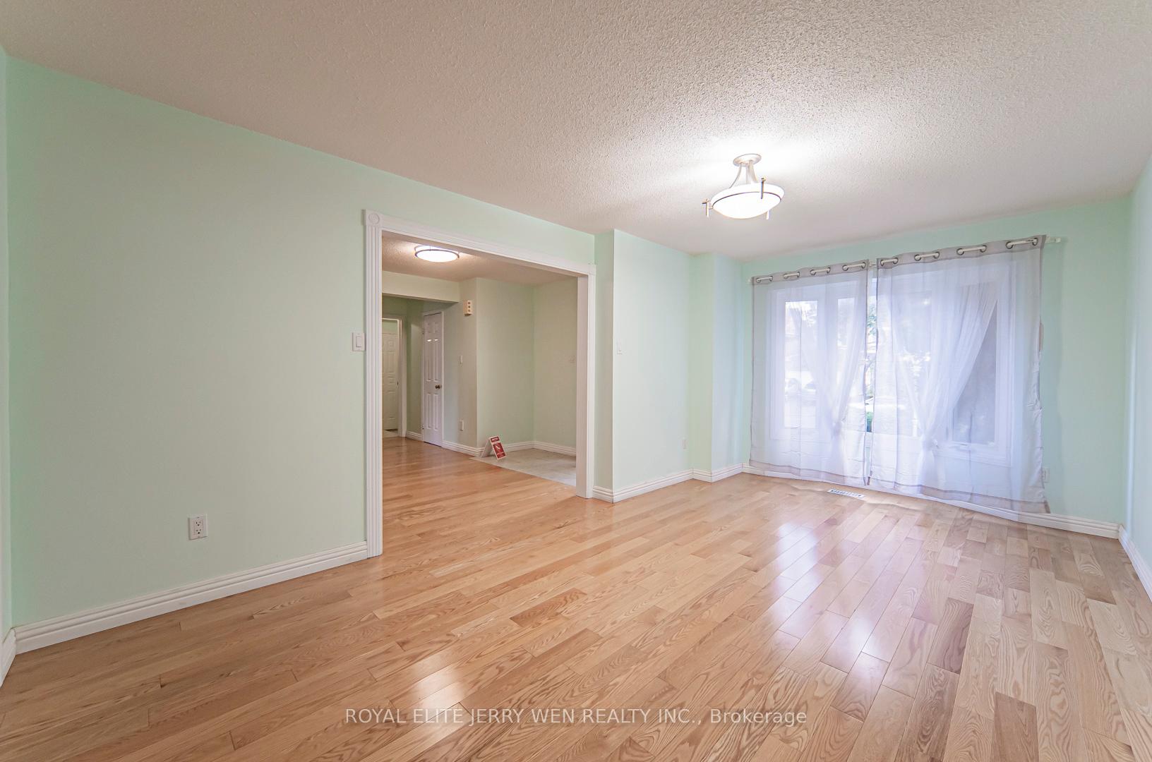Photo 2 of 10 Kingsboro Road, Markham, Thornlea — HOMEH