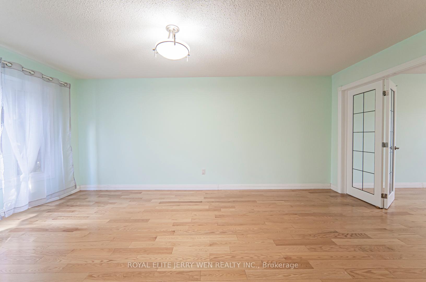 Photo 3 of 10 Kingsboro Road, Markham, Thornlea — HOMEH