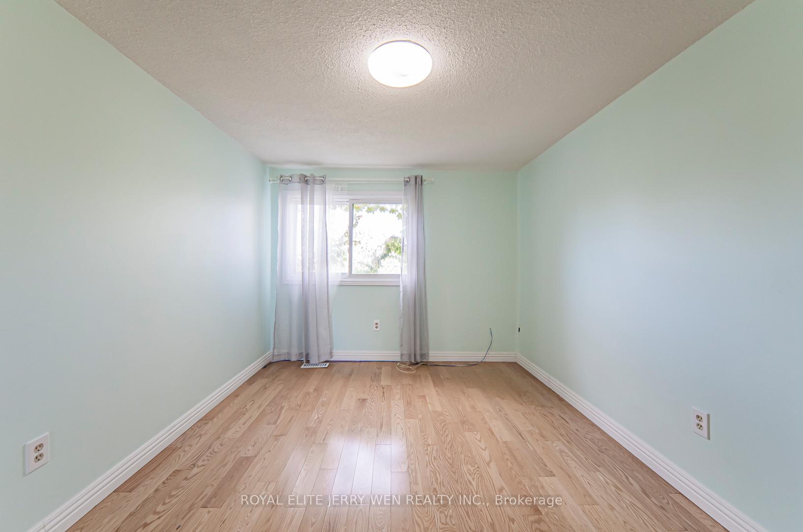 Photo 14 of 10 Kingsboro Road, Markham, Thornlea — HOMEH