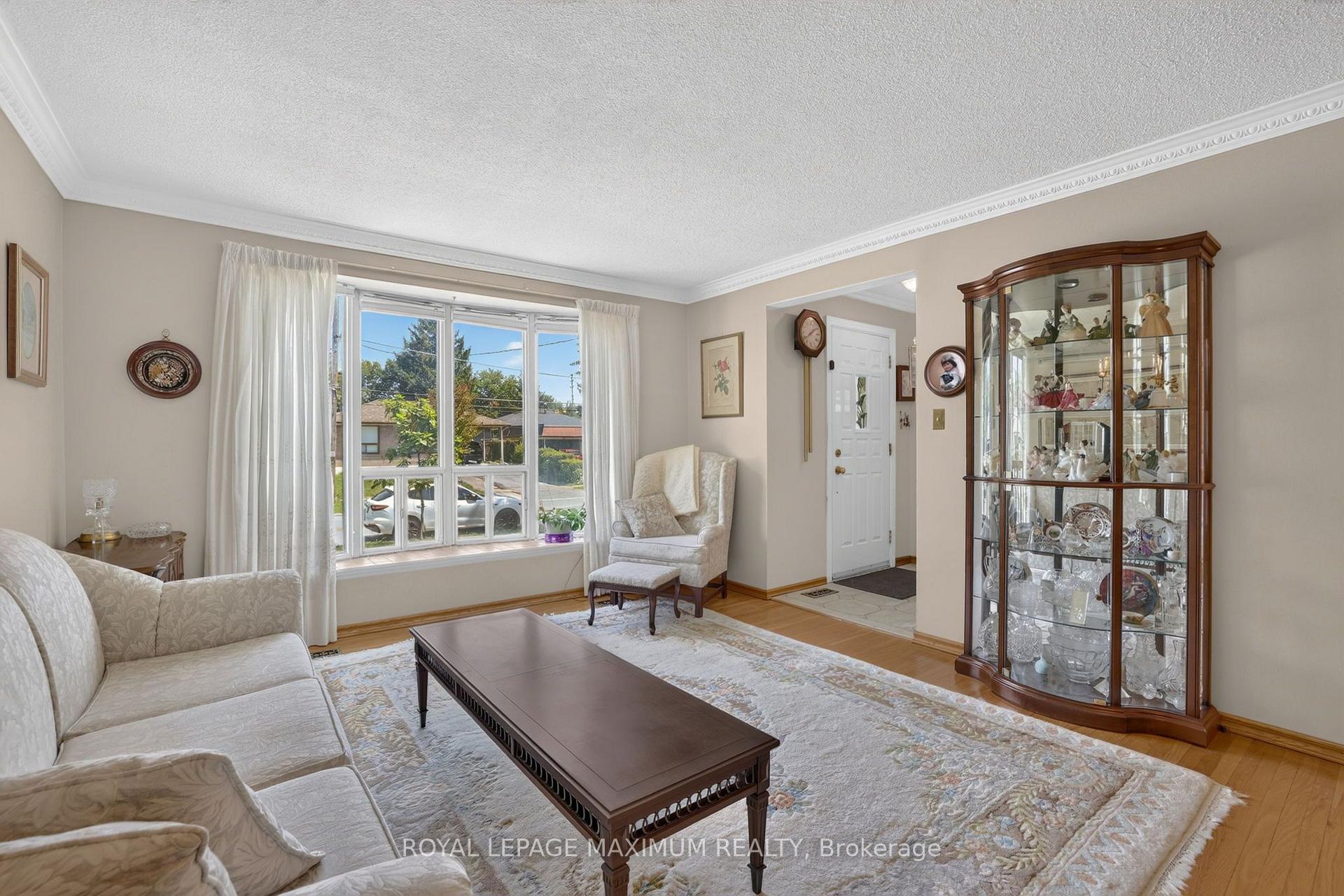 Photo 11 of 42 Pergola Road, Etobicoke, West Humber-Clairville — HOMEH
