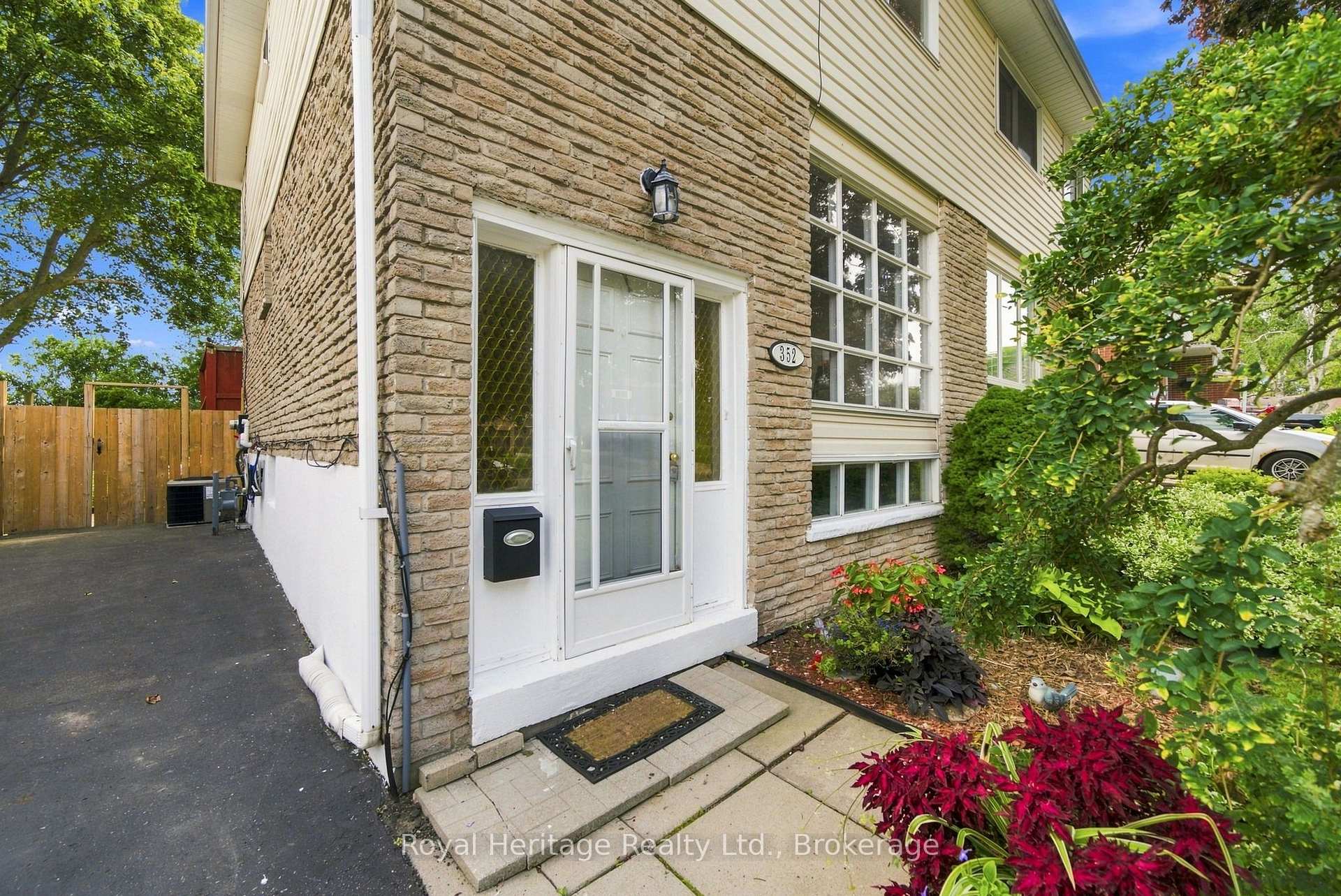 Photo 3 of 352 Vancouver Crescent, Oshawa, Vanier — HOMEH
