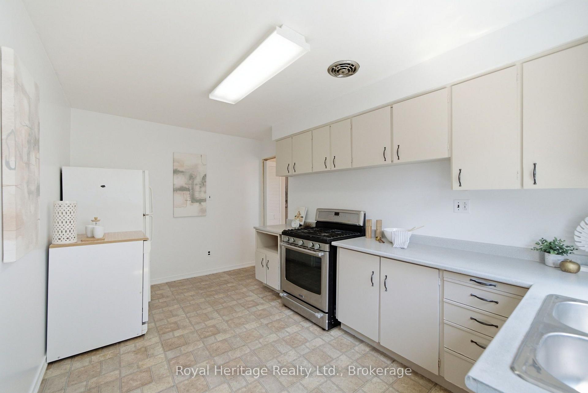 Photo 12 of 352 Vancouver Crescent, Oshawa, Vanier — HOMEH
