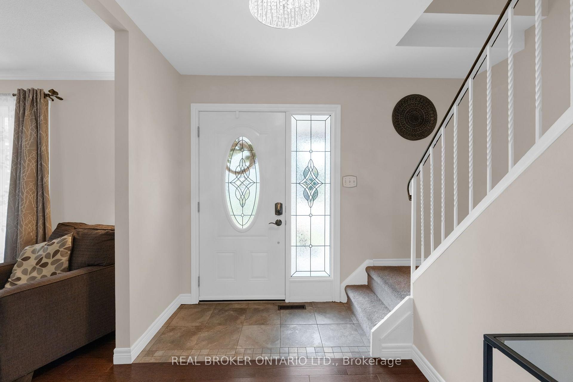 Photo 4 of 40 Farmingdale Crescent, Barrie, Cundles East — HOMEH