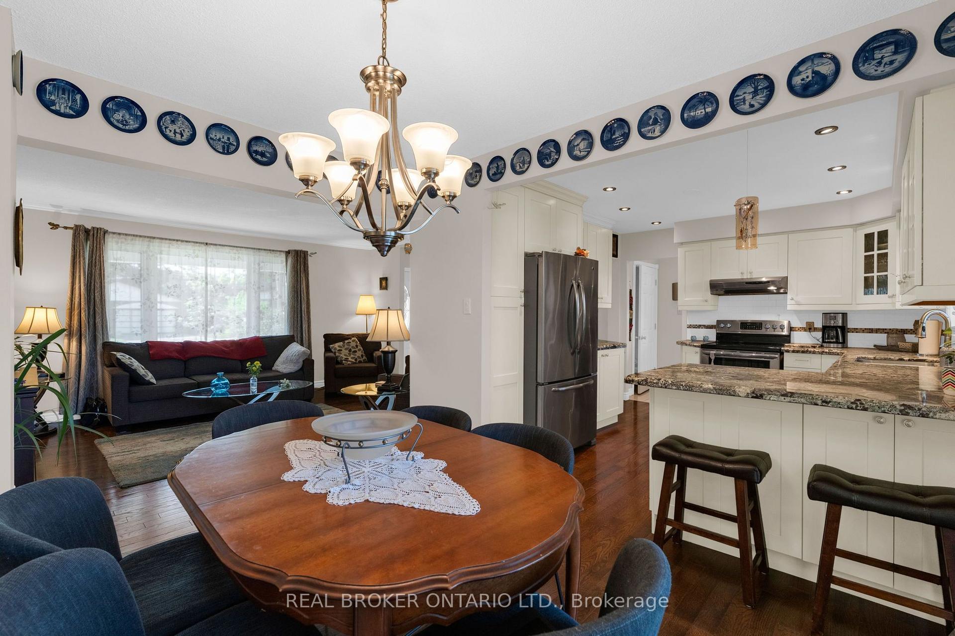 Photo 10 of 40 Farmingdale Crescent, Barrie, Cundles East — HOMEH